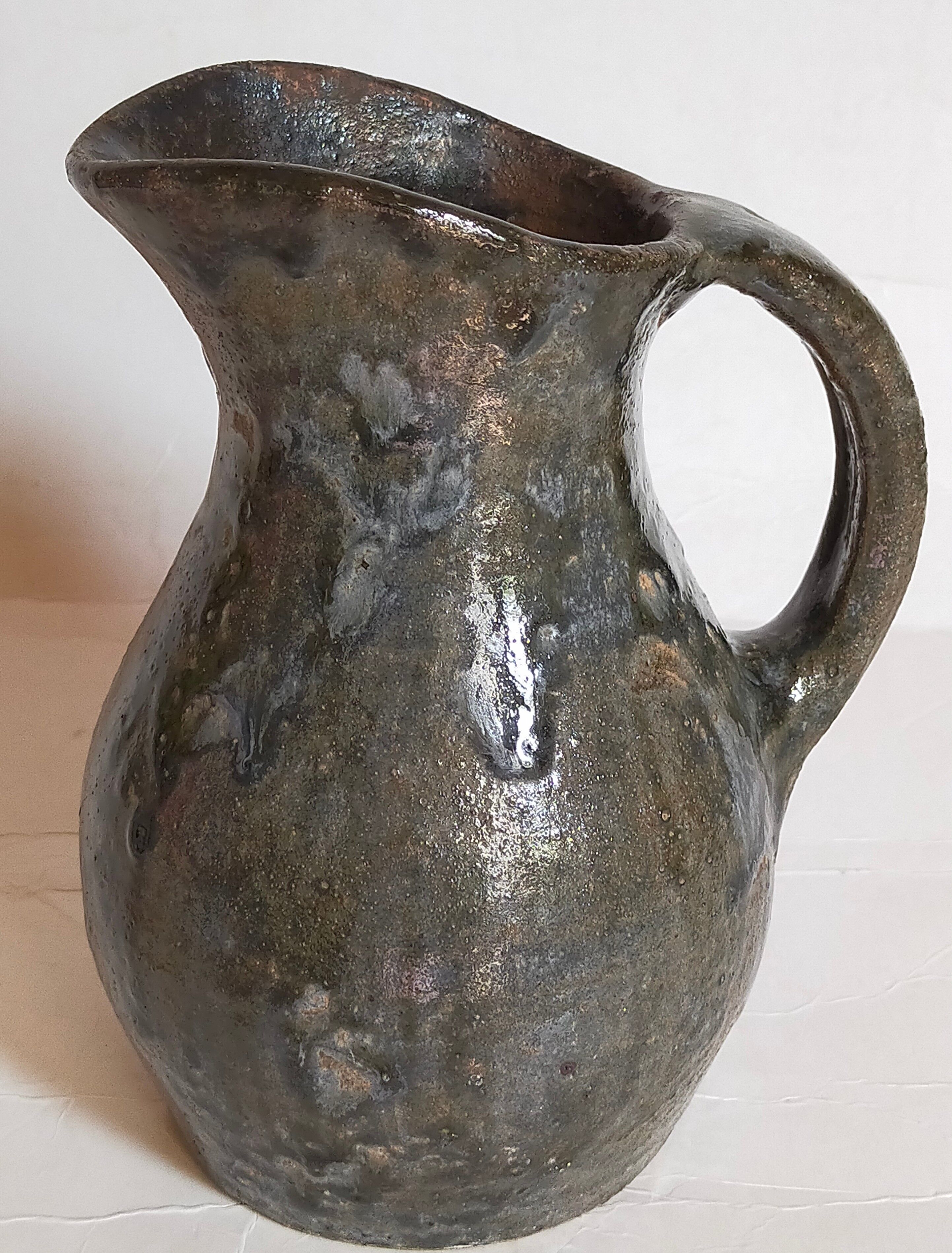 Potter's pitcher Art-popular in old enamelled earth
