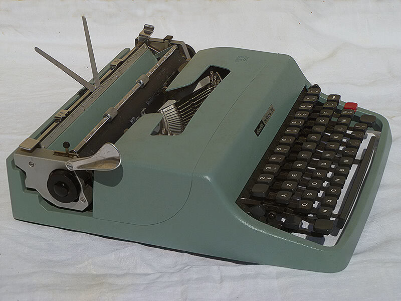 Typewriter, olivetti lettera 32