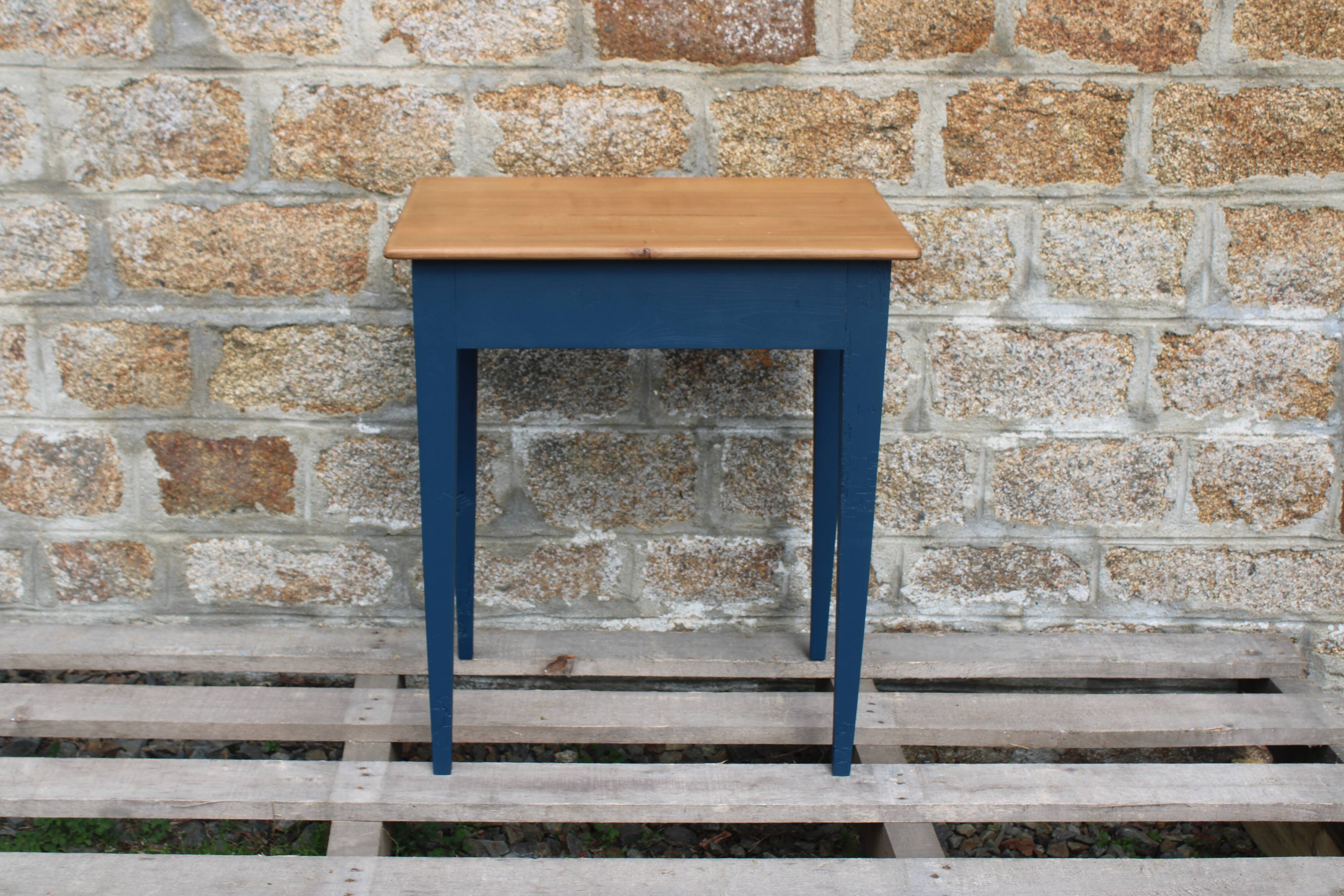 Table d’appoint ancienne rénovée – plateau bois naturel