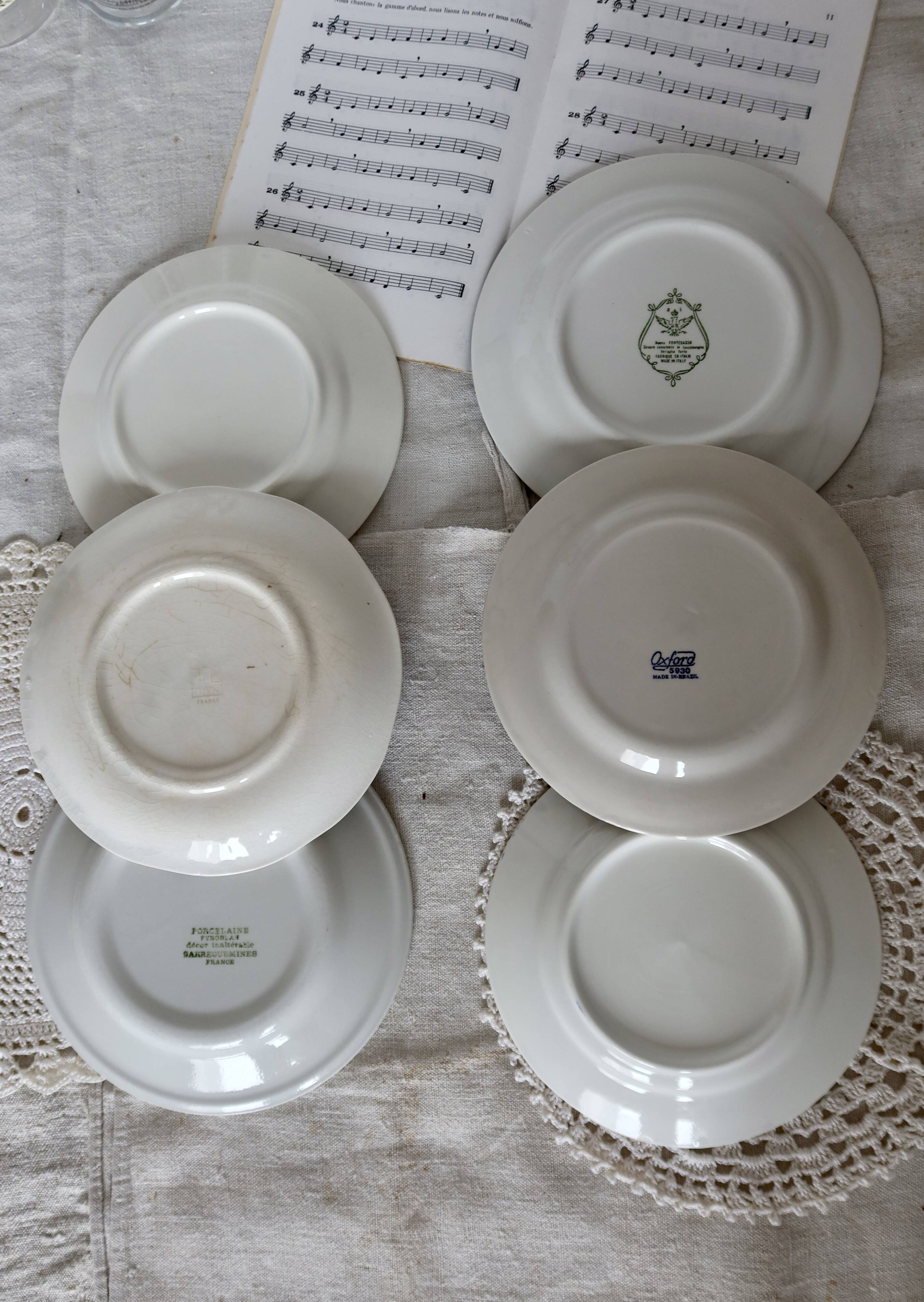 6 blue and white earthenware and porcelain dessert plates