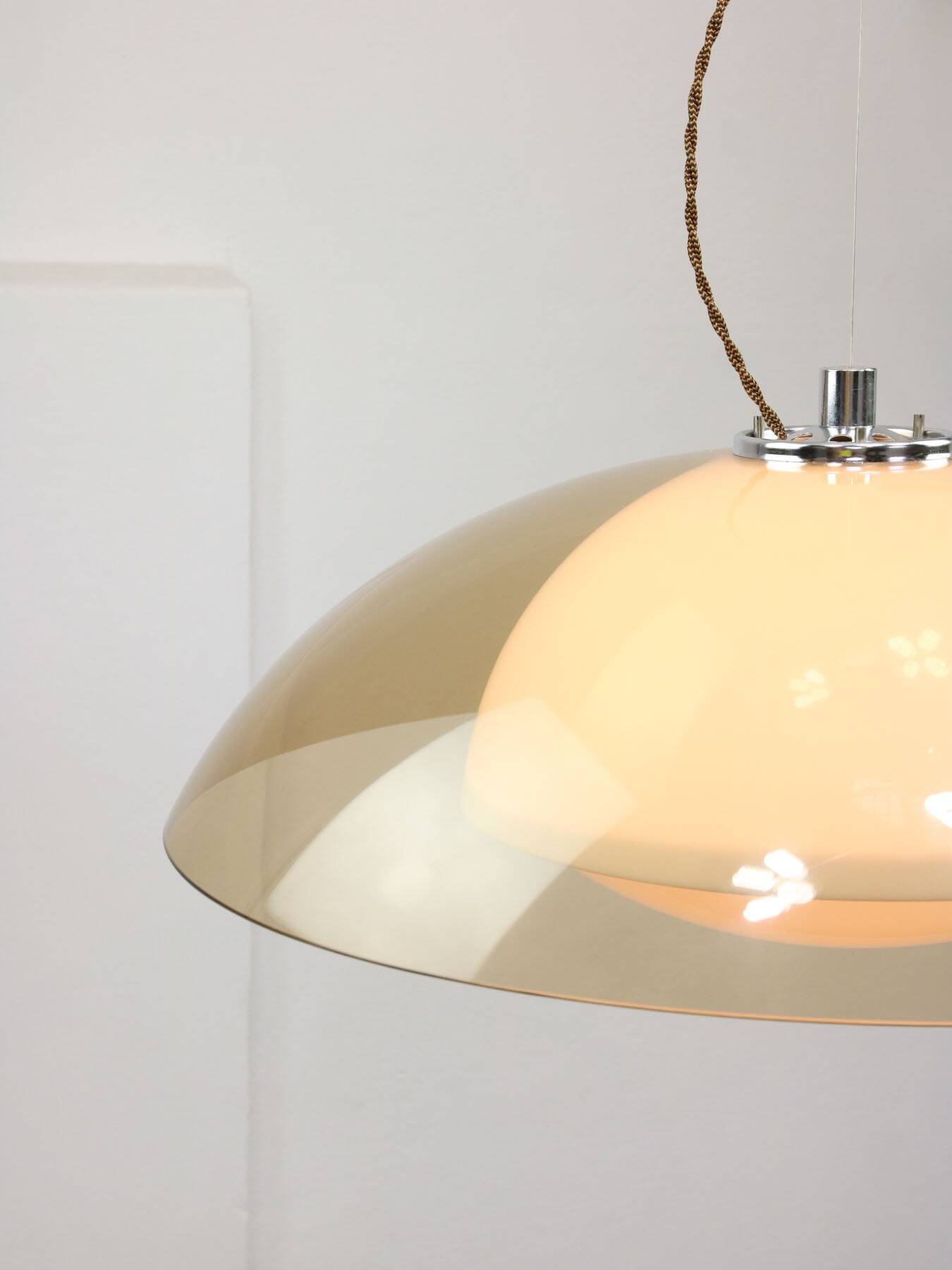 Lampe rare UFO Space Age de Guzzini en marron clair, années 1970