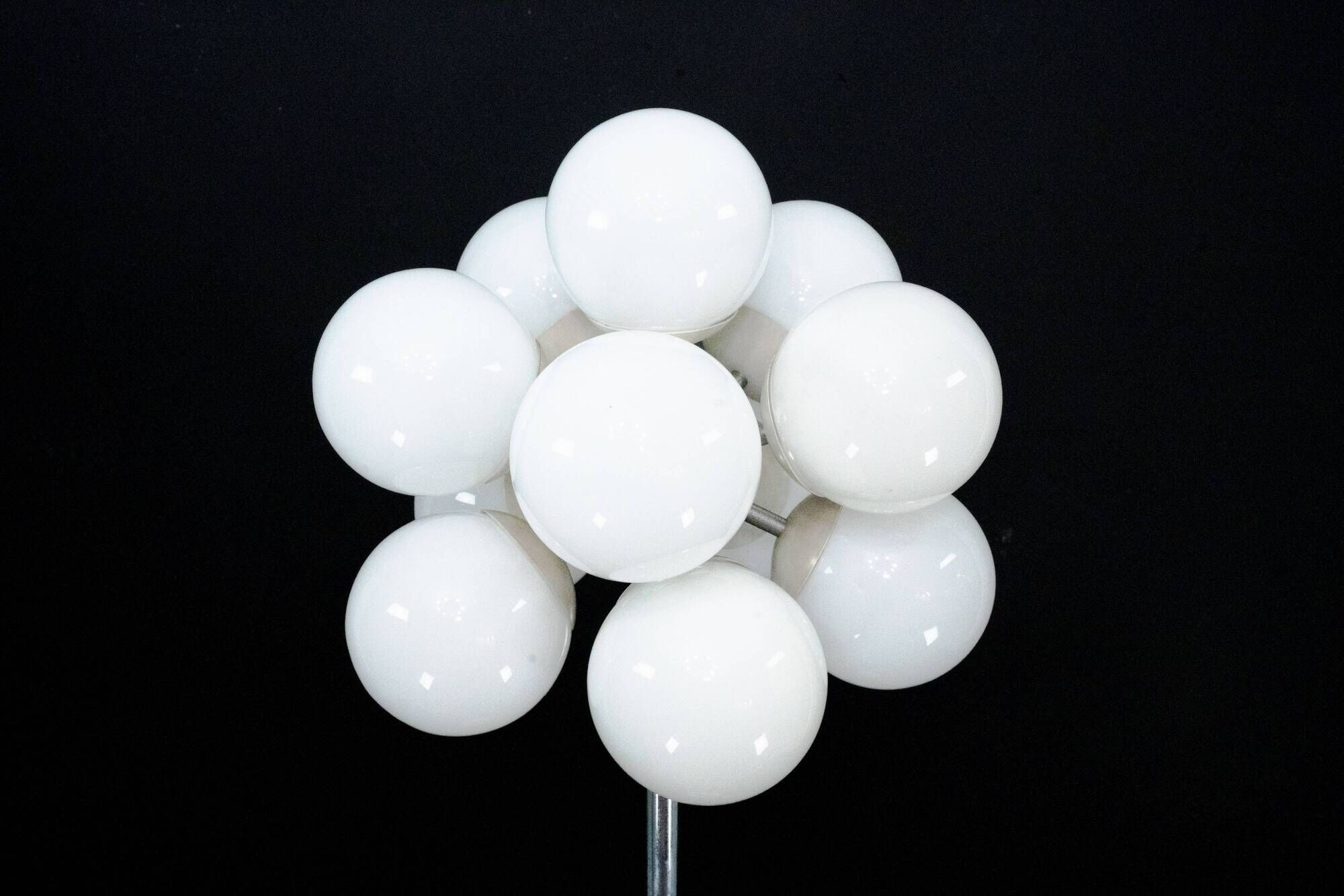 Vintage Italian space age floor lamp by Reggiani, dating from the 1960s.
