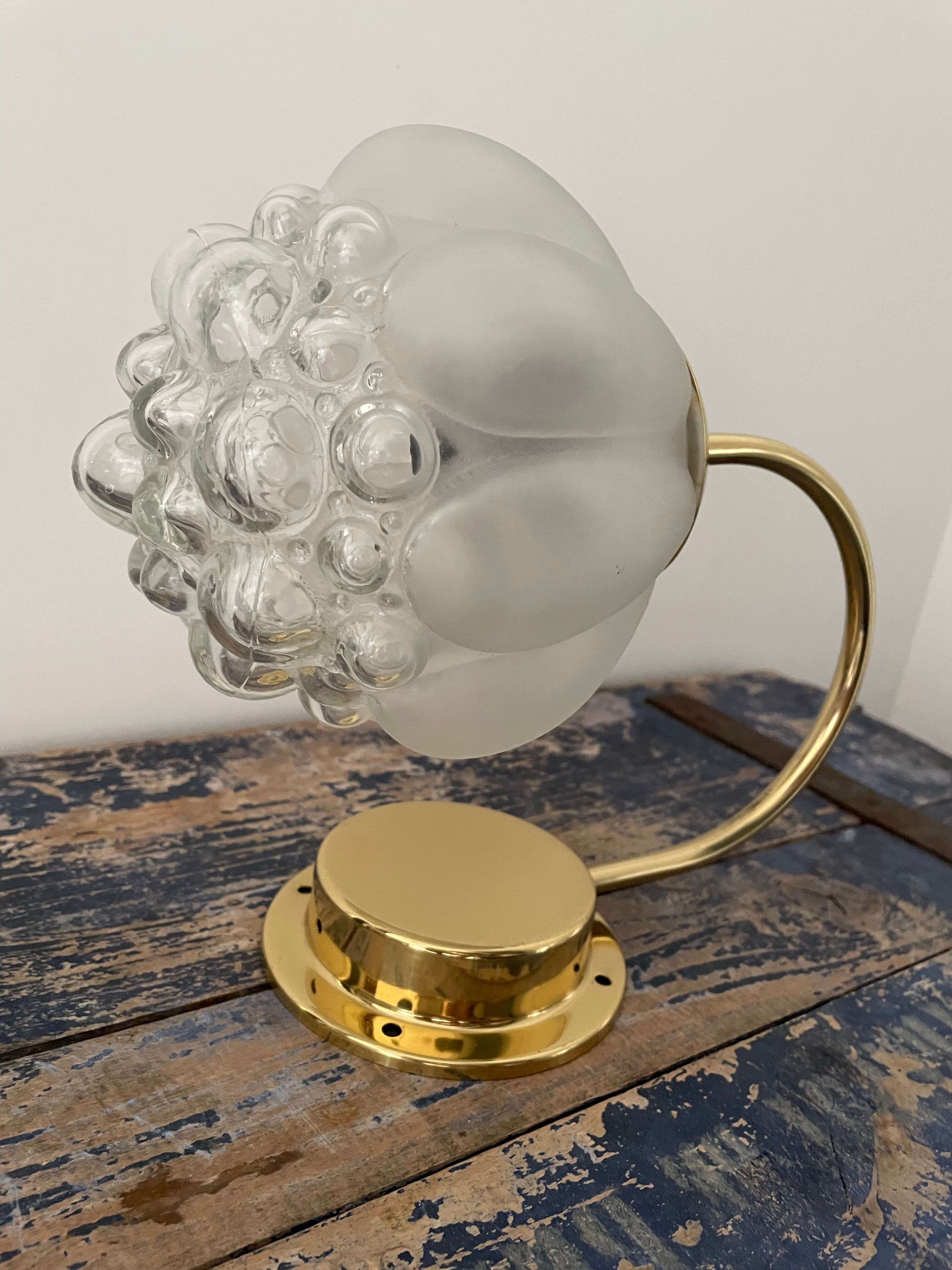 Applique vintage composée d’un globe en verre à bulles