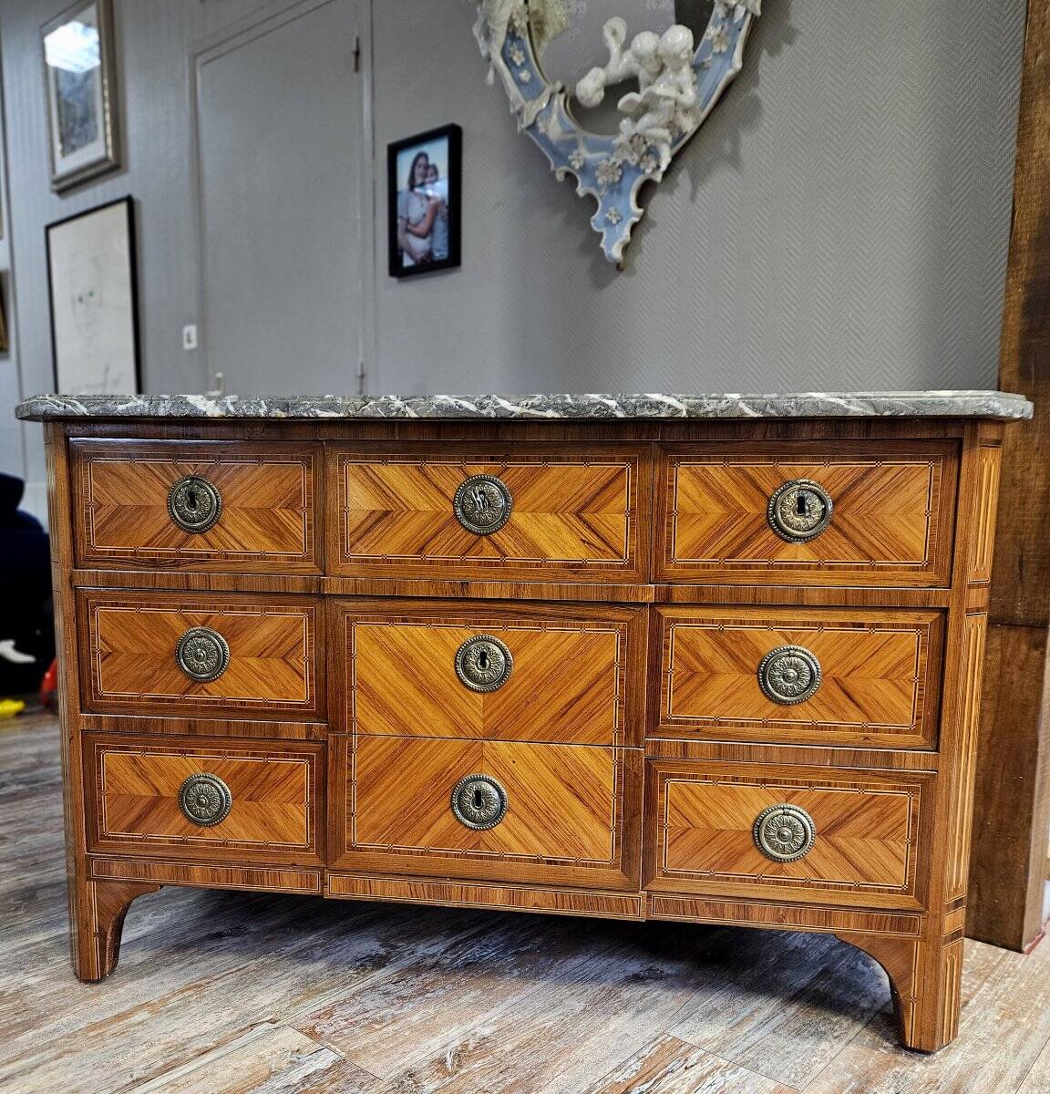 Commode epoque Louis XVI en marqueterie de bois précieux