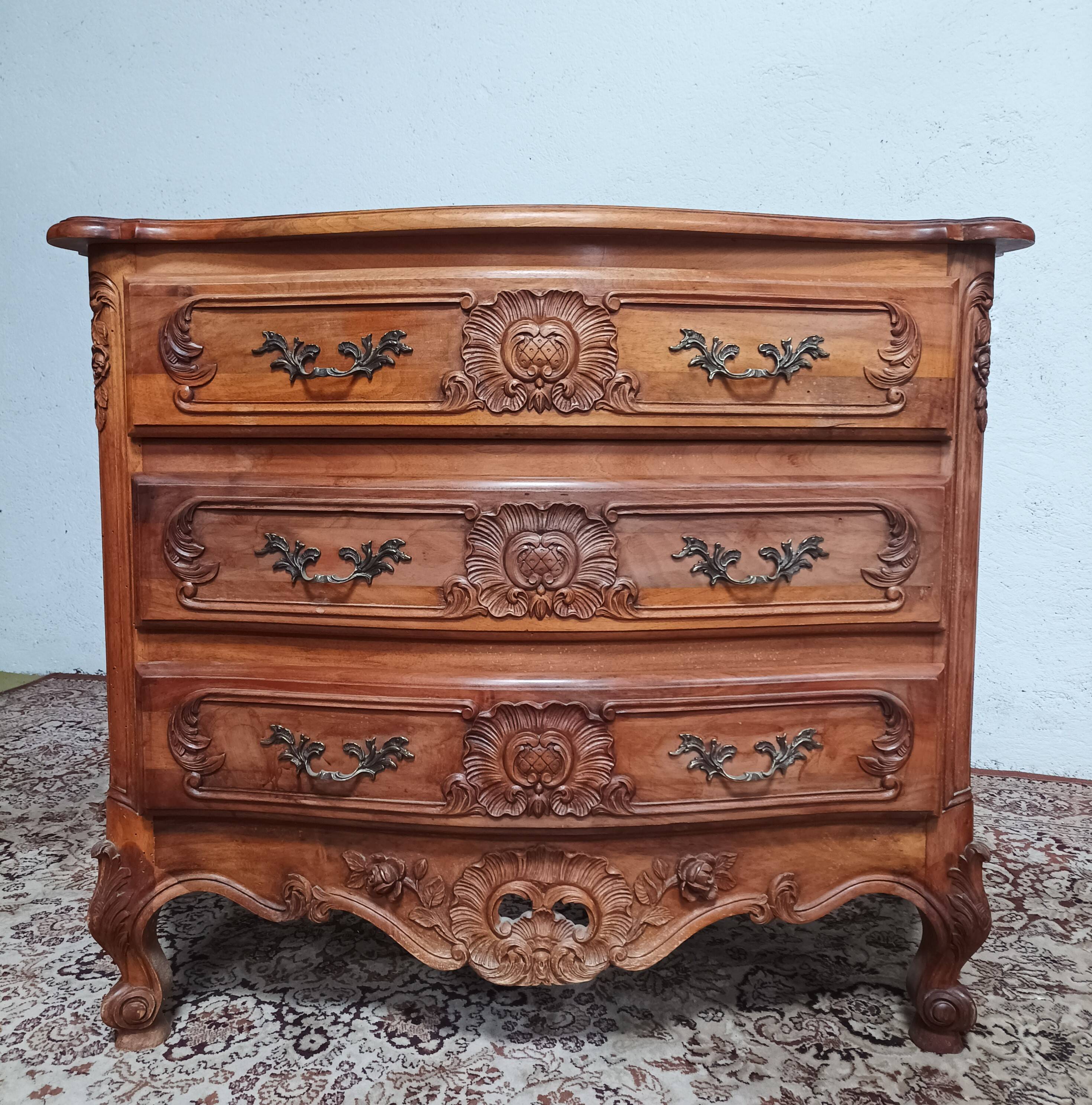Commode Rocaille en noyer sculpté XXème