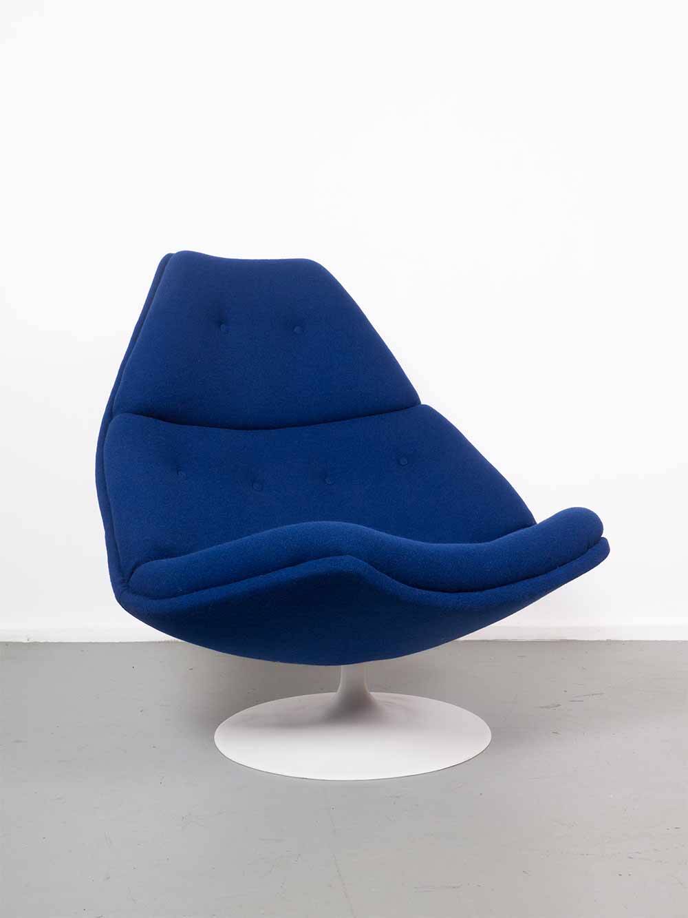 Blue Artifort swivel chair F590 – Geoffrey D. Harcourt