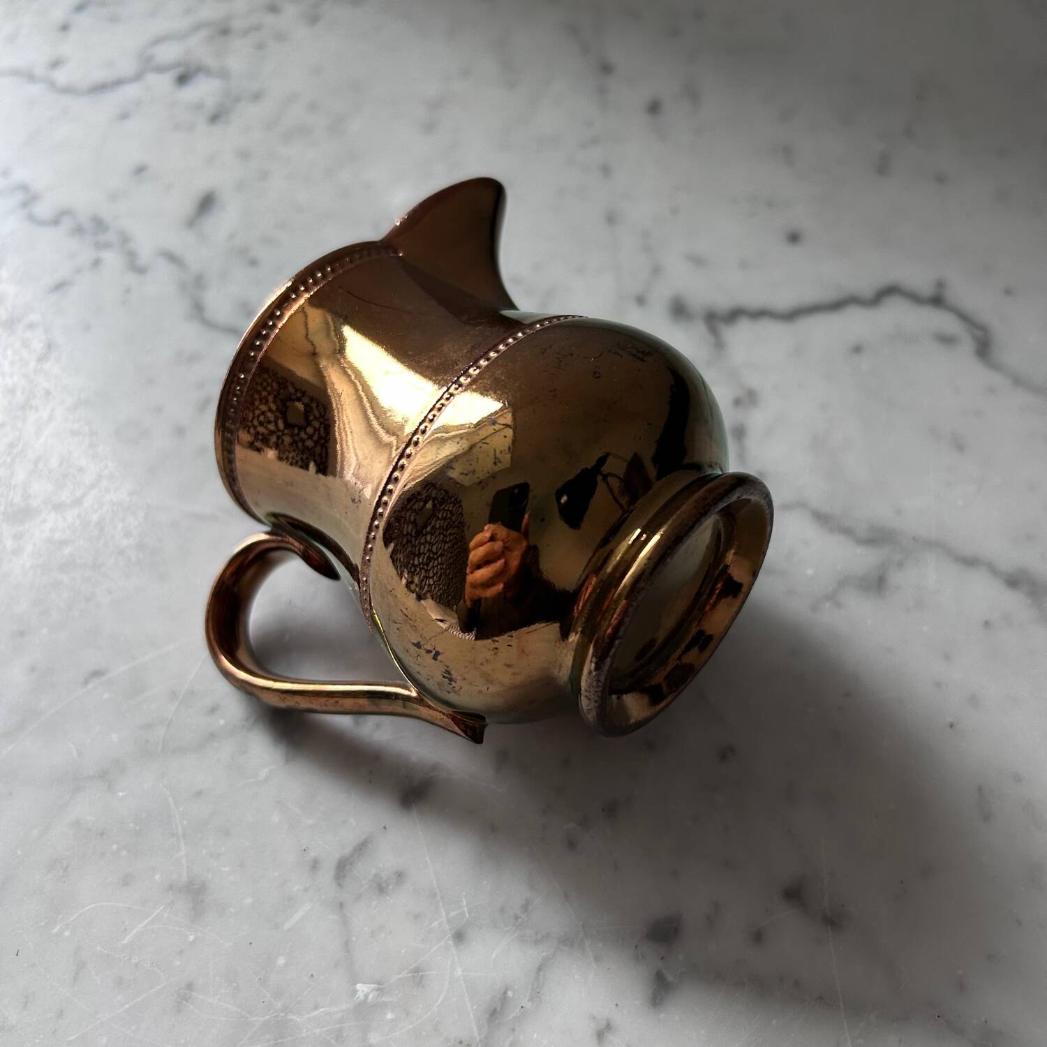 Crémier en porcelaine mordorée 