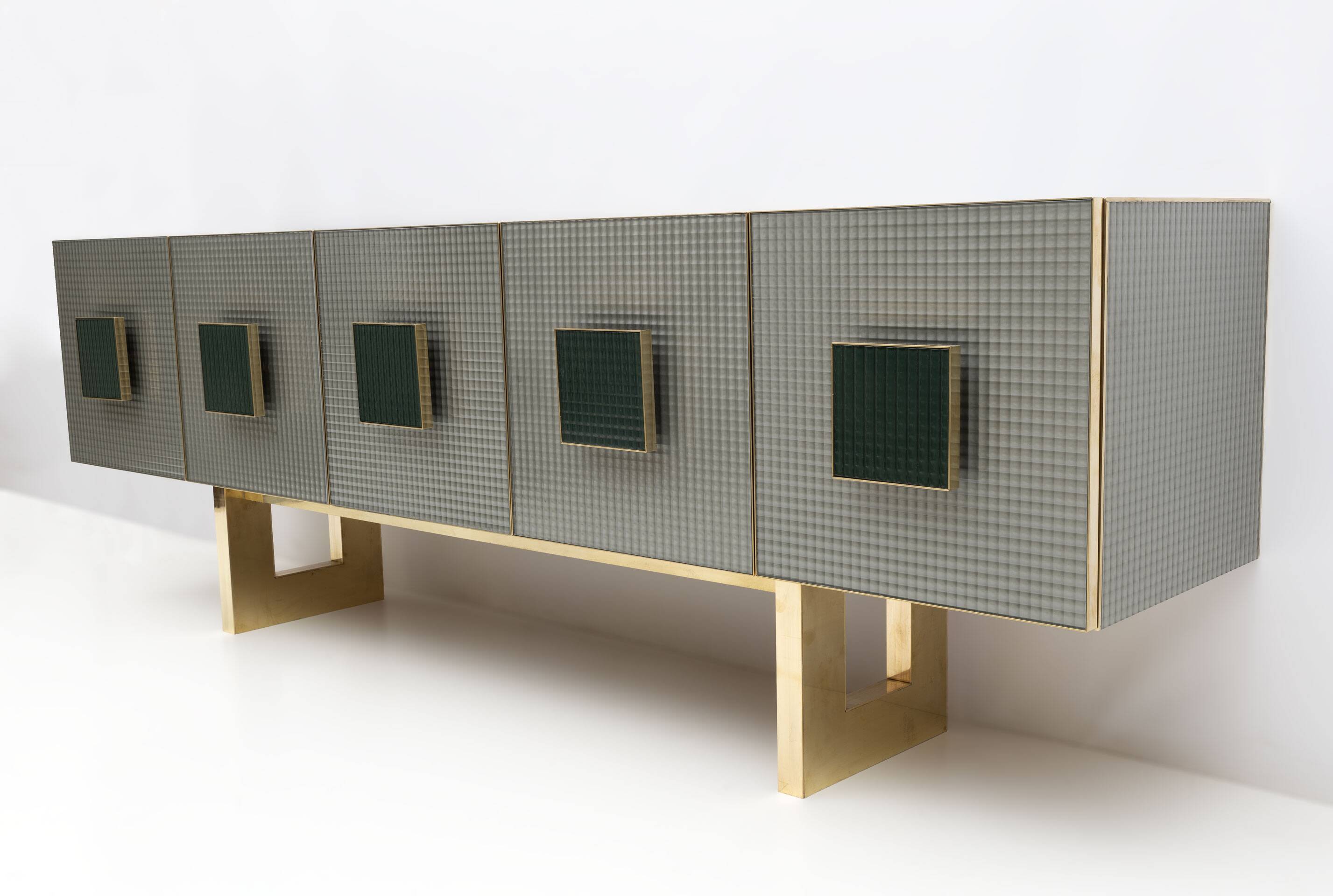Buffet italien postmoderne en verre coloré et laiton, années 1980