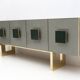 Buffet italien postmoderne en verre coloré et laiton, années 1980