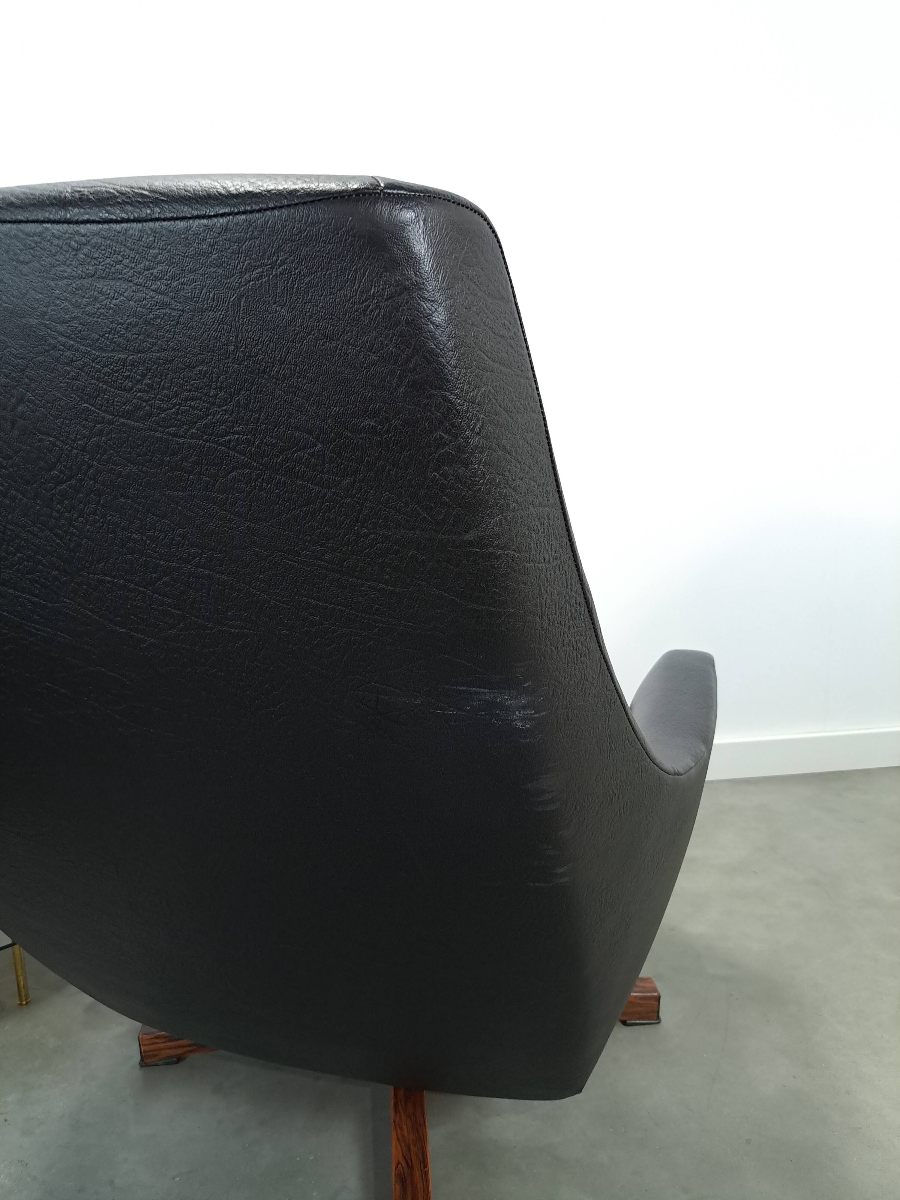 Fauteuil pivotant en similicuir noir provenant de Suède