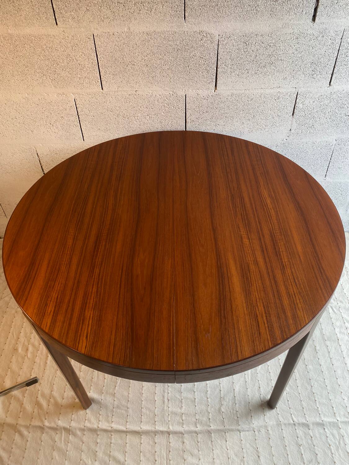 Scandinavian round table