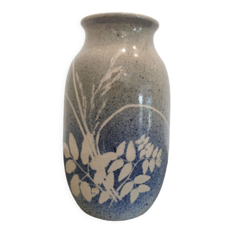 Floral design potter's vase