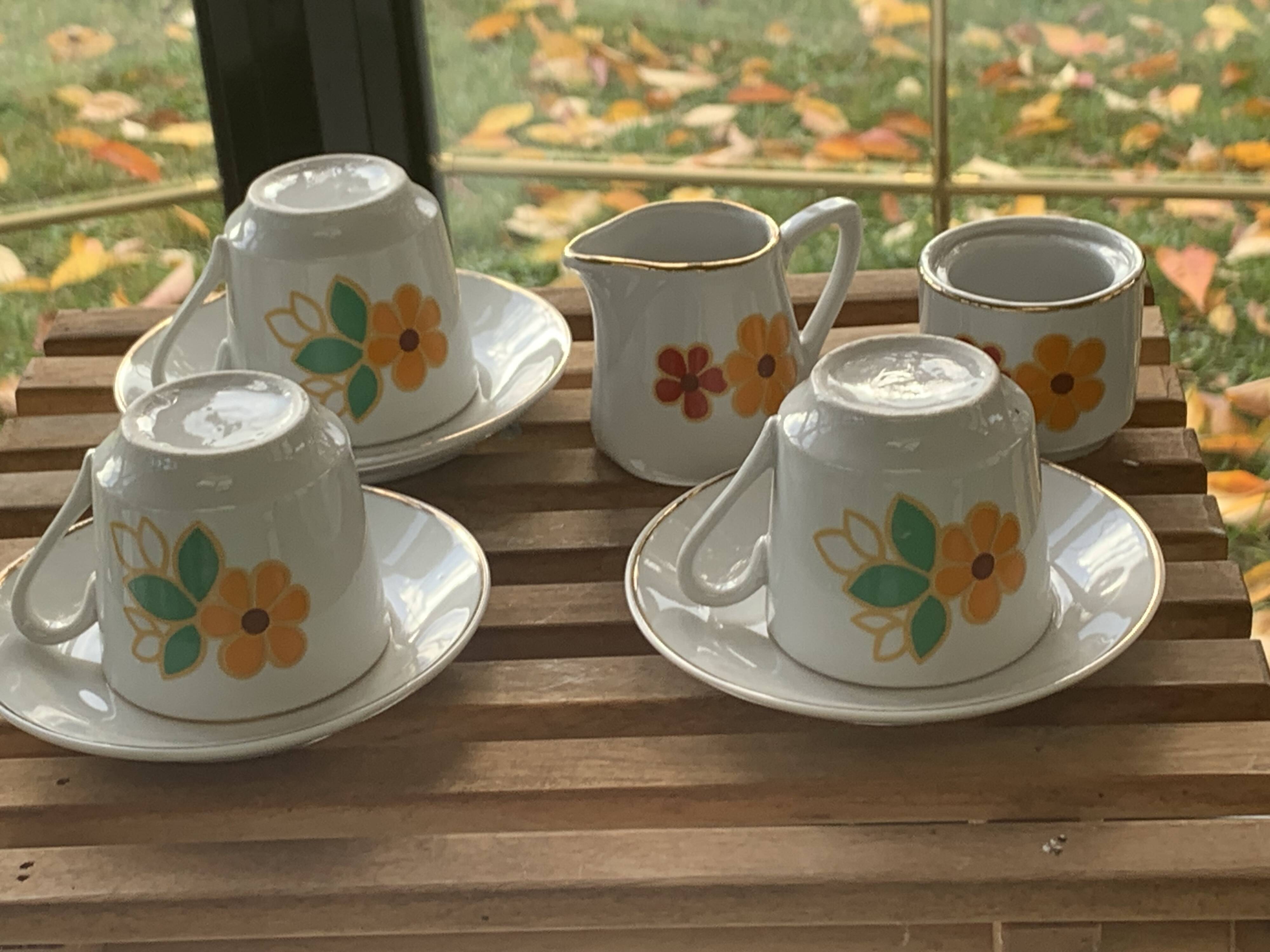 Porcelain dinette for dolls consisting of a coffee maker, cups and saucers, vintage