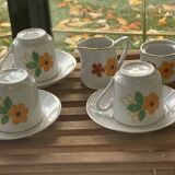 Dinette en porcelaine pour poupées composee d une cafetière, tasses et soucoupes, vintage
