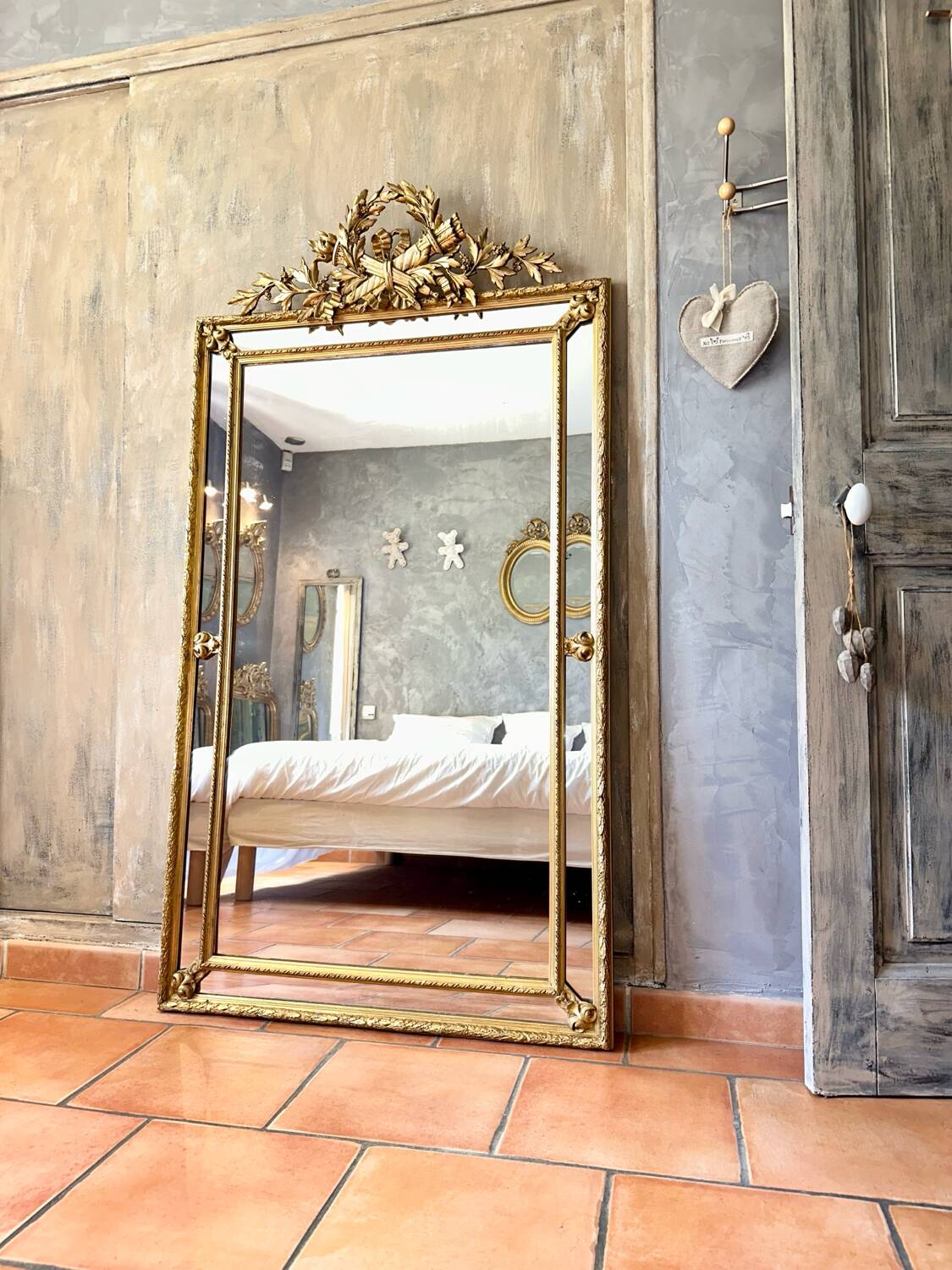 Antique gilded mirror with parcloses from the 19th century.