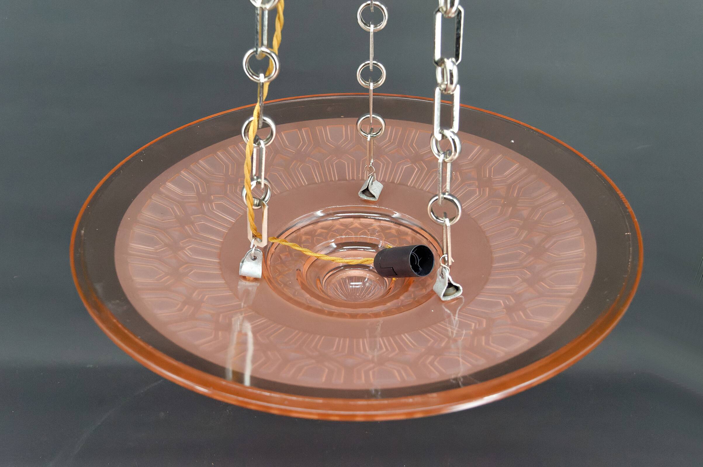 Suspension Art Déco moderniste en verre rose et bronze chromé, par Henry Petitot, 1935