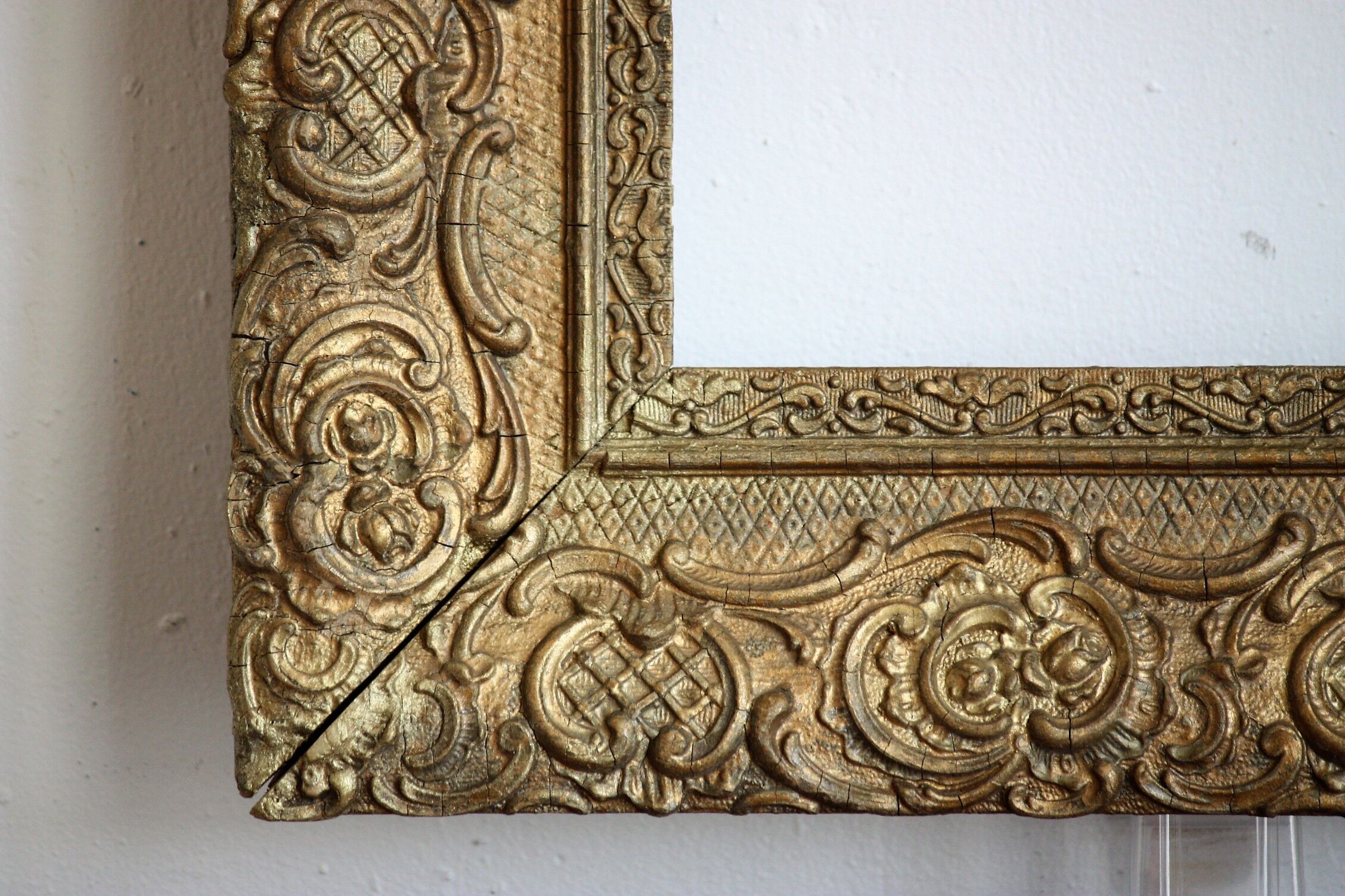 Gilded wooden and stucco frame