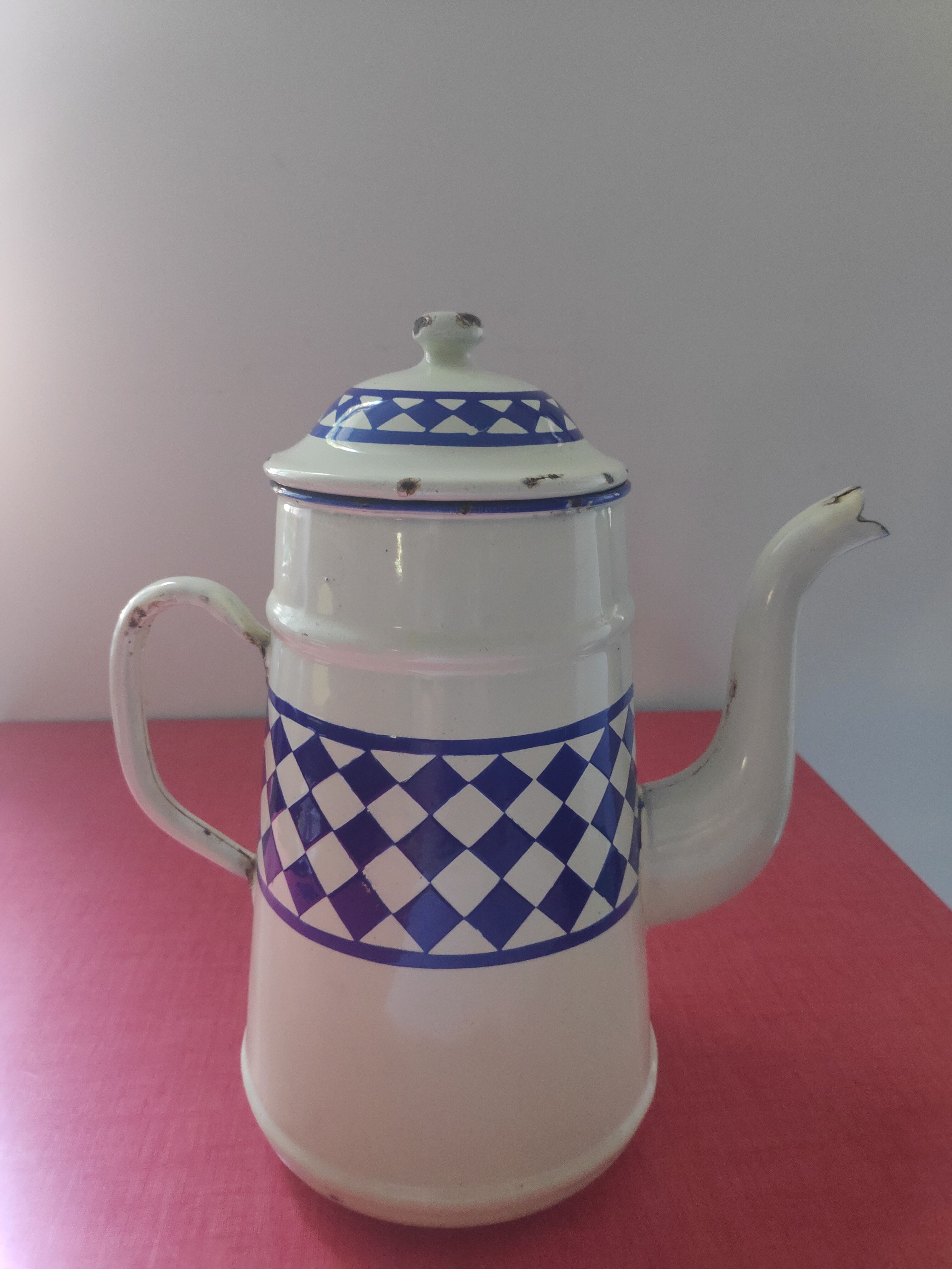 White enamelled sheet metal coffee maker with blue diamonds in relief