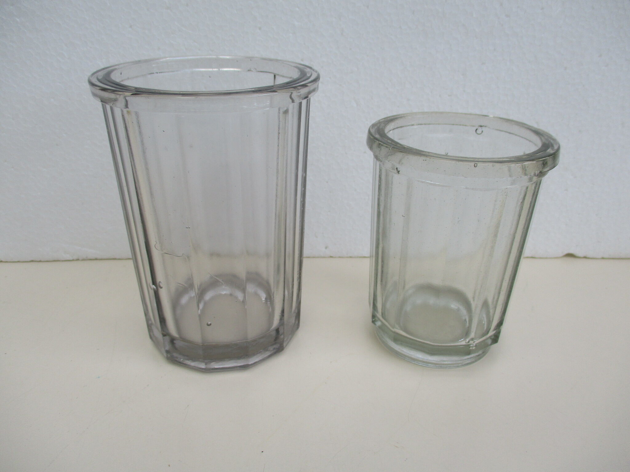 2 pots à confiture anciens en verre