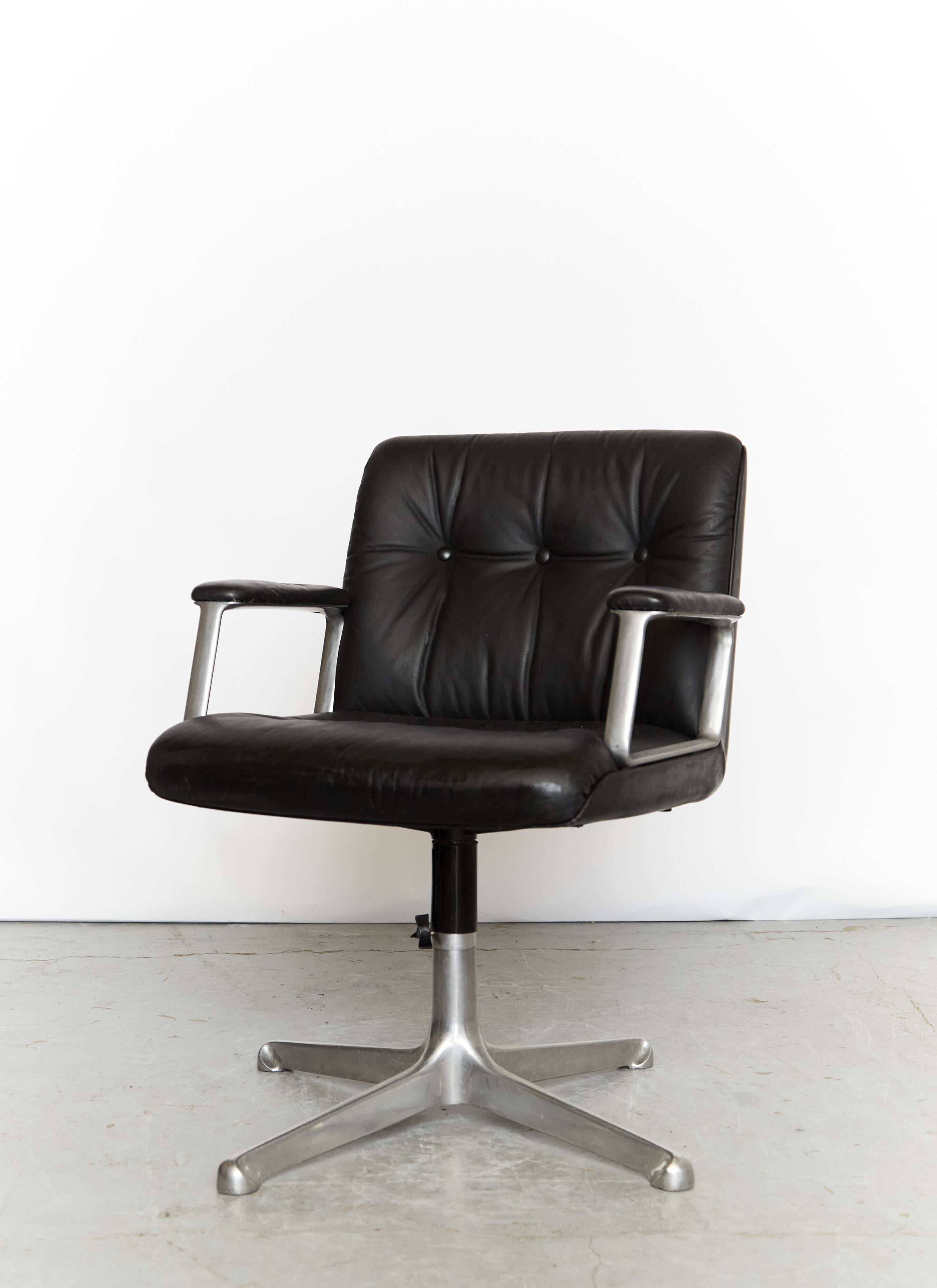 Osvaldo Borsani swivel Chair P125 for Tecno Milano