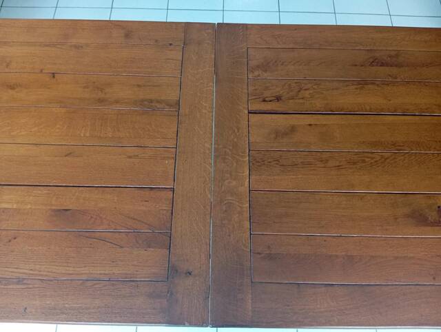 Grande table de salle à manger rectangulaire en chêne massif de style néo-rustique.