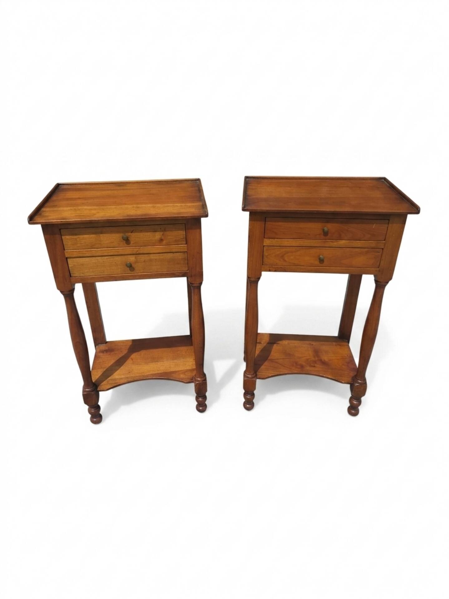 Paire de tables de chevet en merisier massif