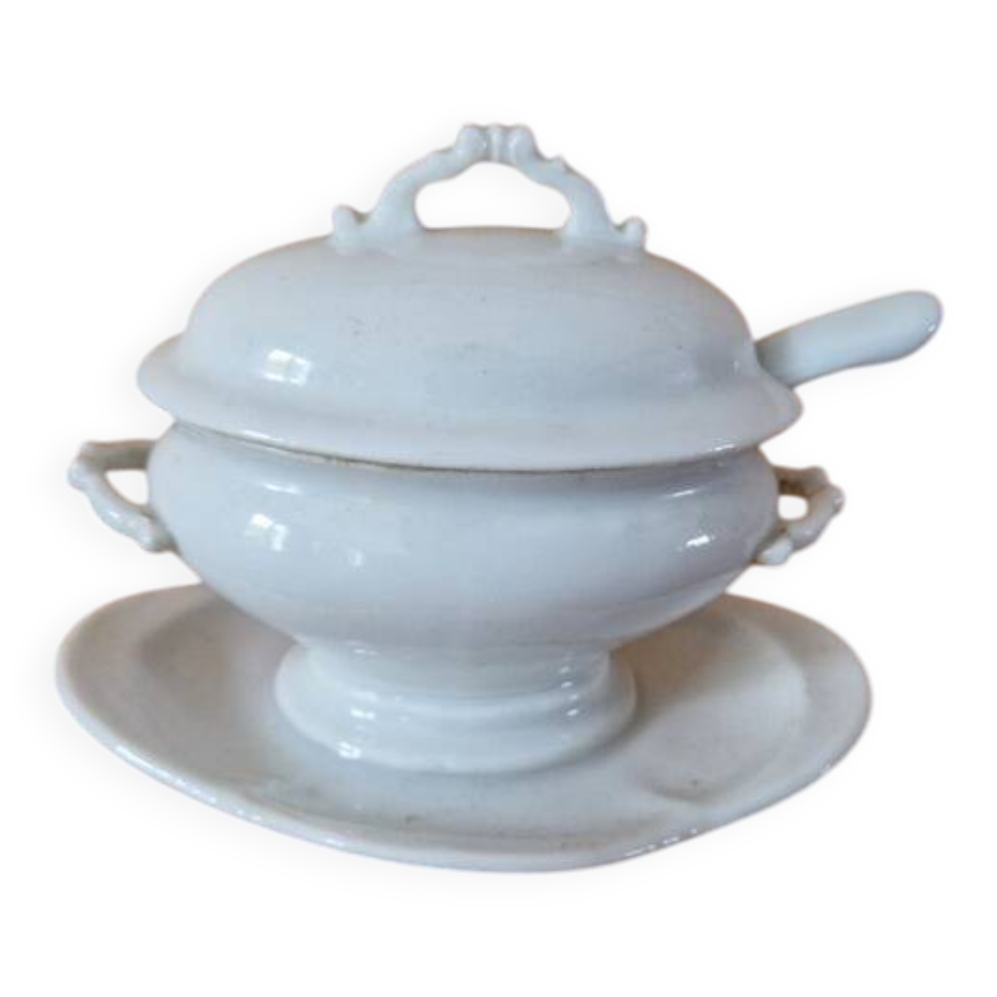 Mustard pot in the shape of a soup tureen made of German or French porcelain.