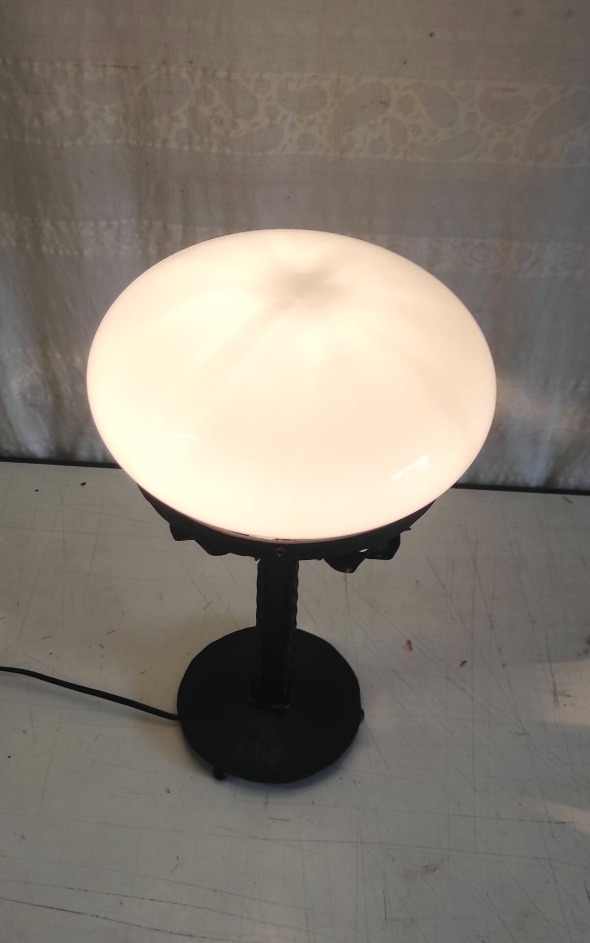 Art Deco table lamp in wrought iron and opaline - 1930s/40s