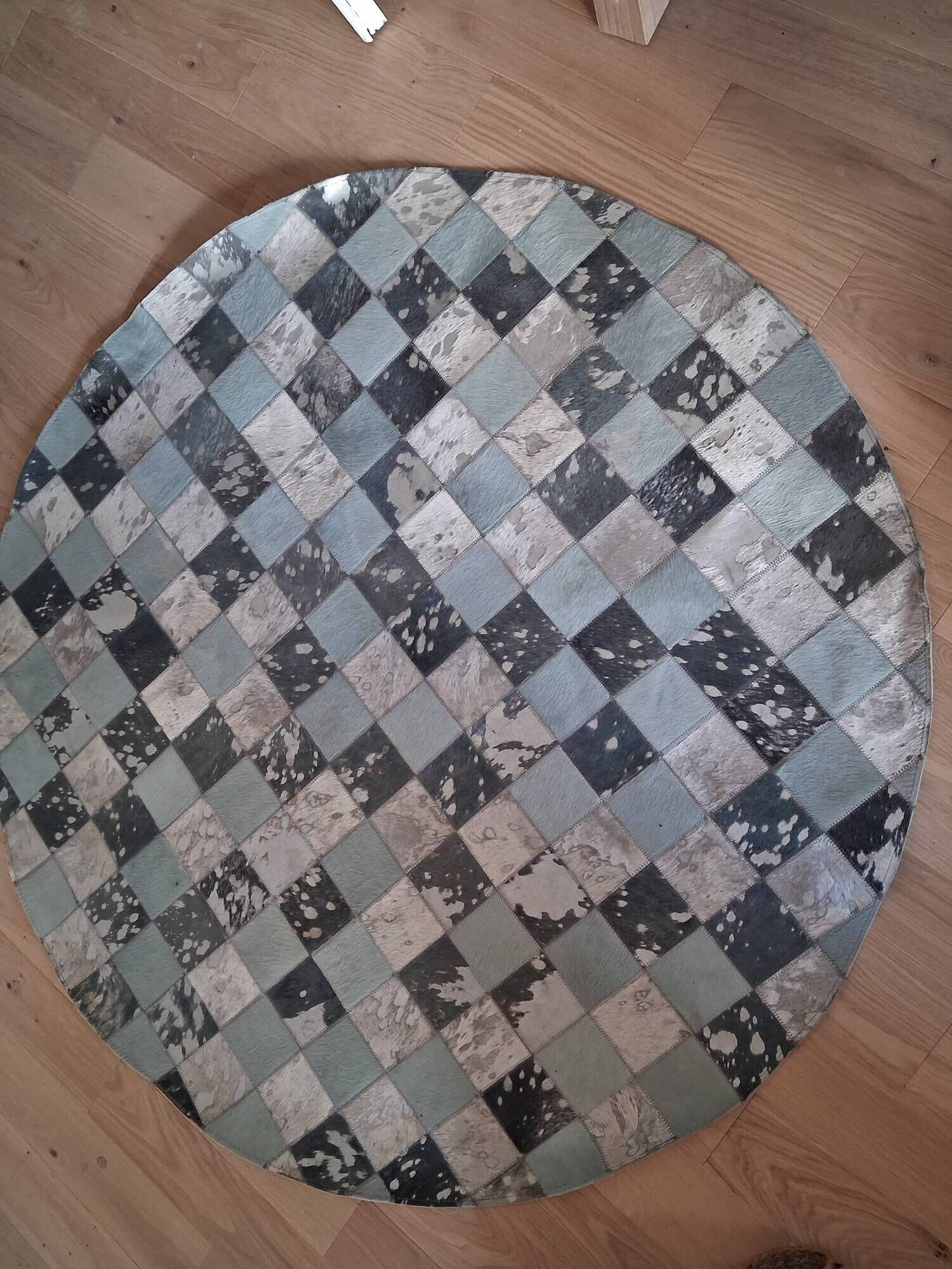 Round cowhide rug