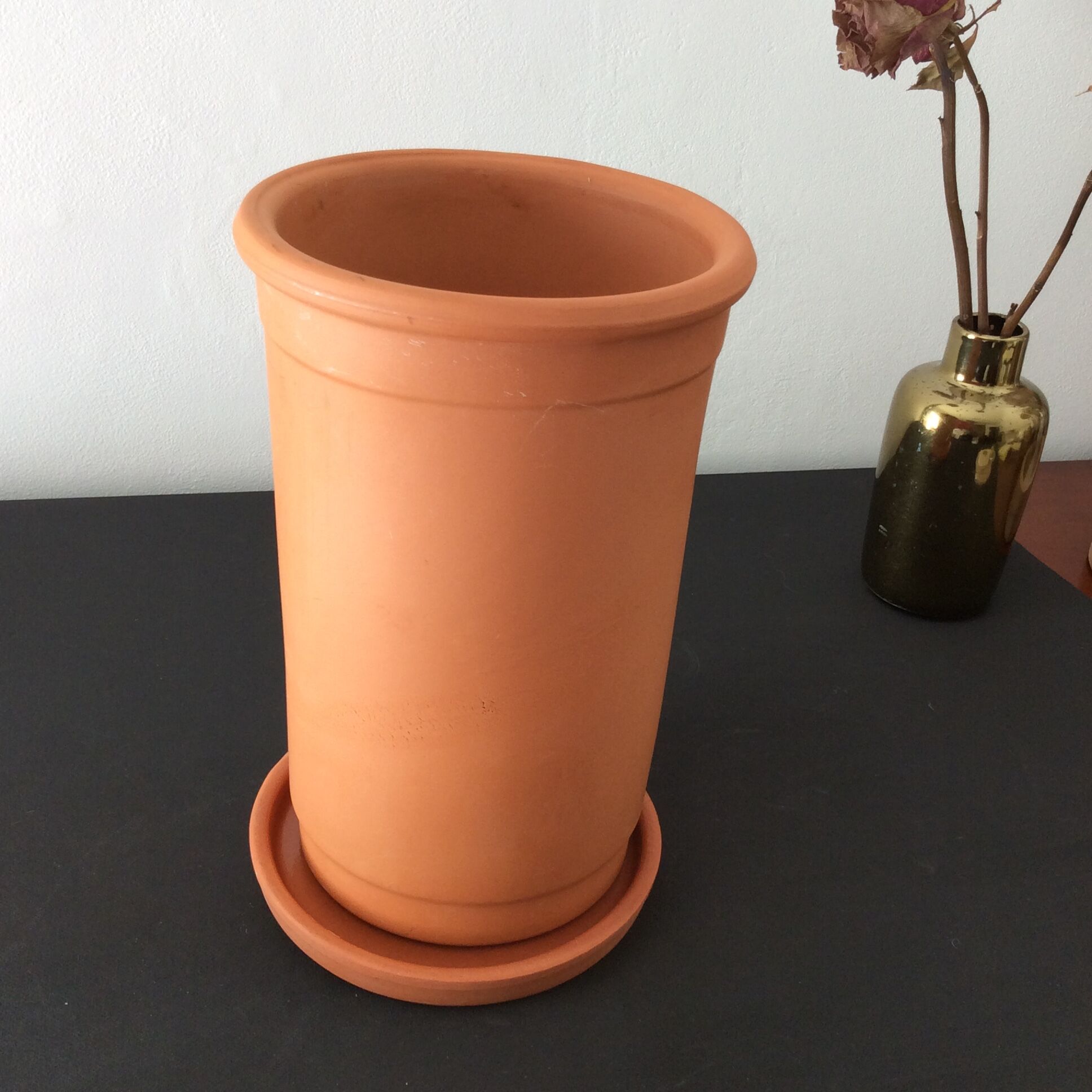 Wine cooler with terracotta saucer