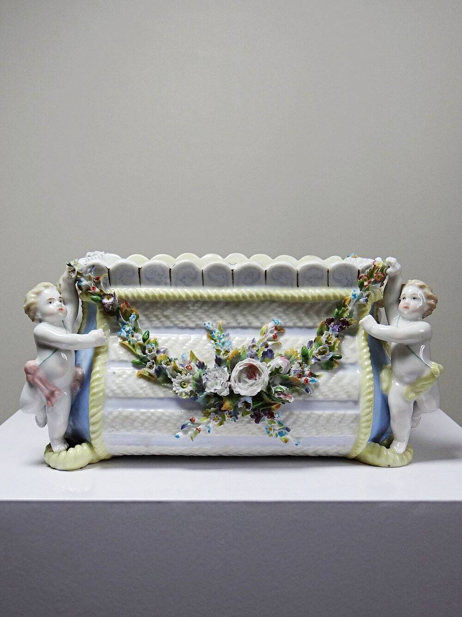 Small porcelain planter in antique German Putti style Meissen from the 19th century.