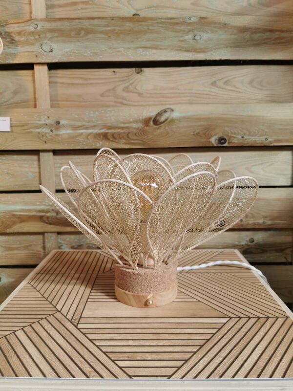 Lampe à poser fleur composée de pétales en rotin et maille dorée