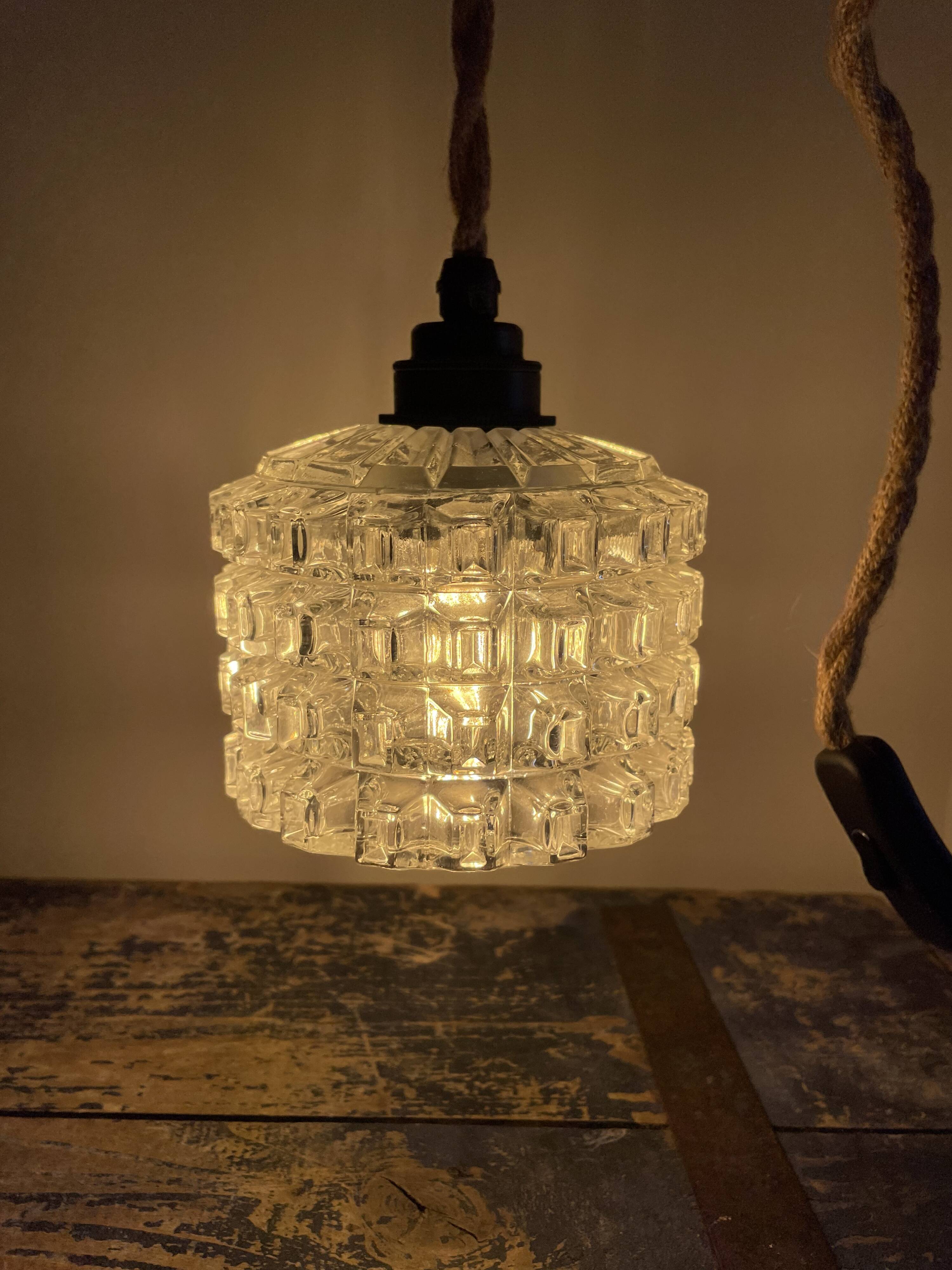 Lot de deux baladeuses vintage en verre ciselé électrifiées à neuf