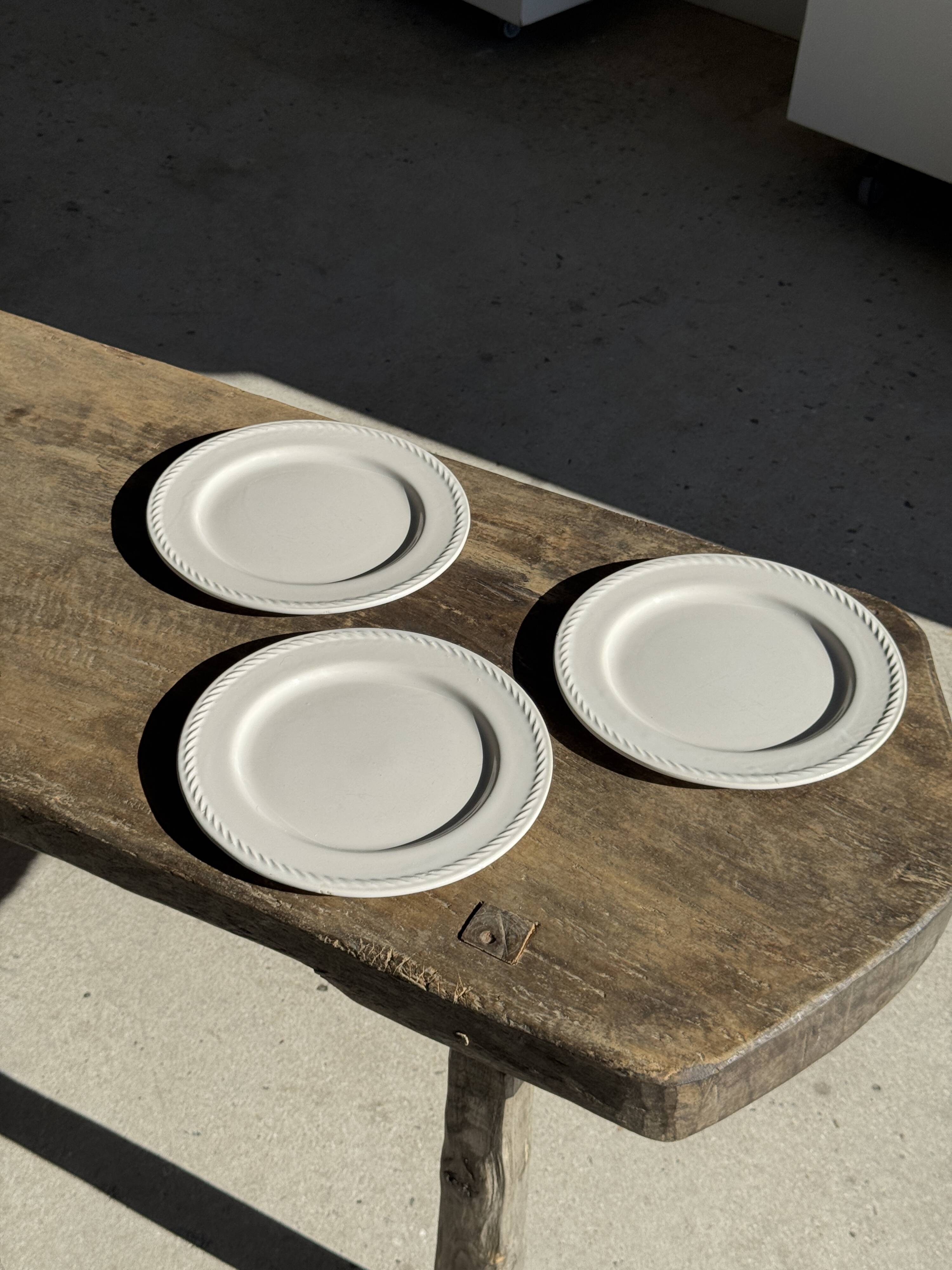 Set of 3 large classic white plates D24.5