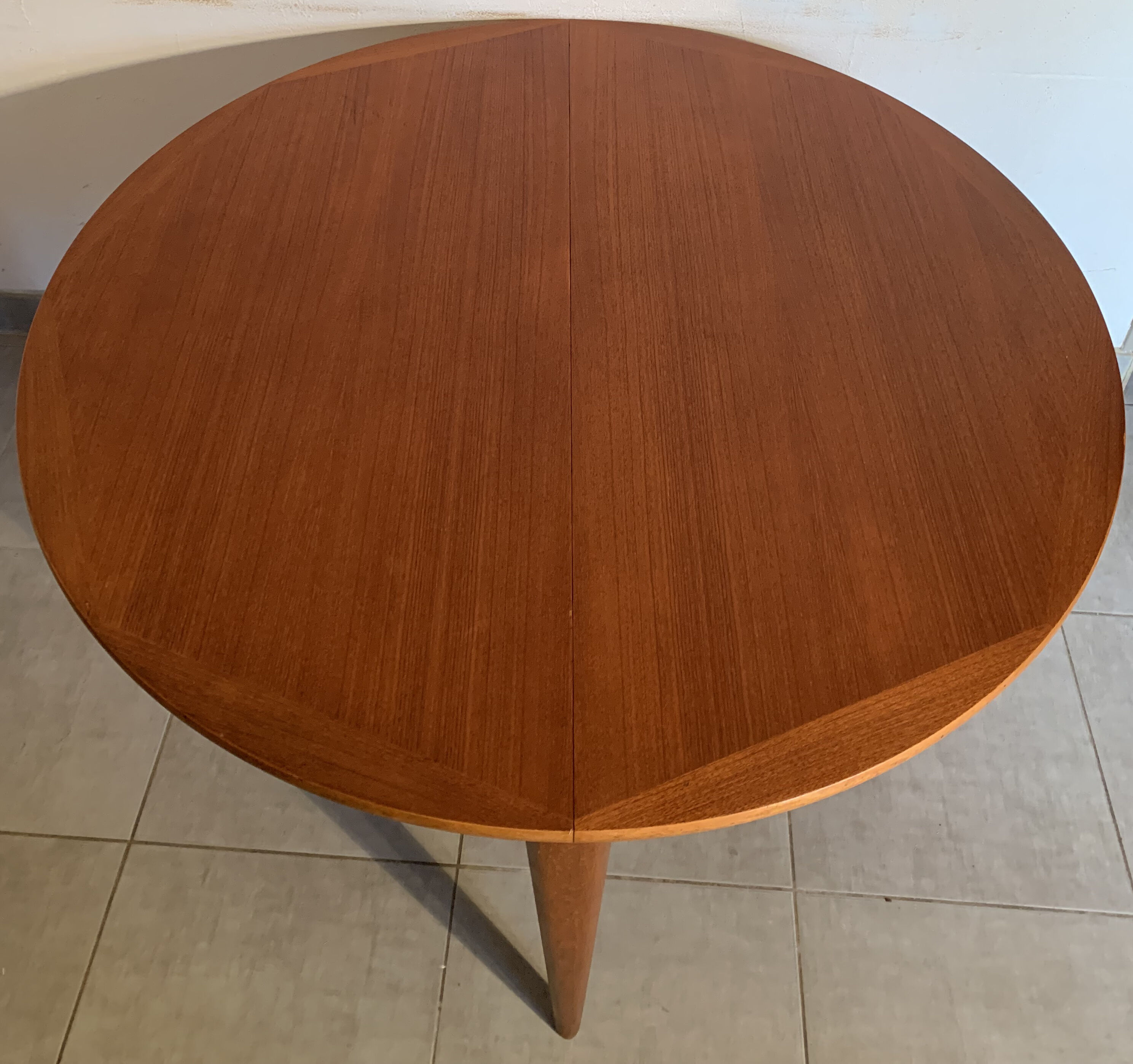 Table de repas ronde aux design scandinave en teck des années 60.