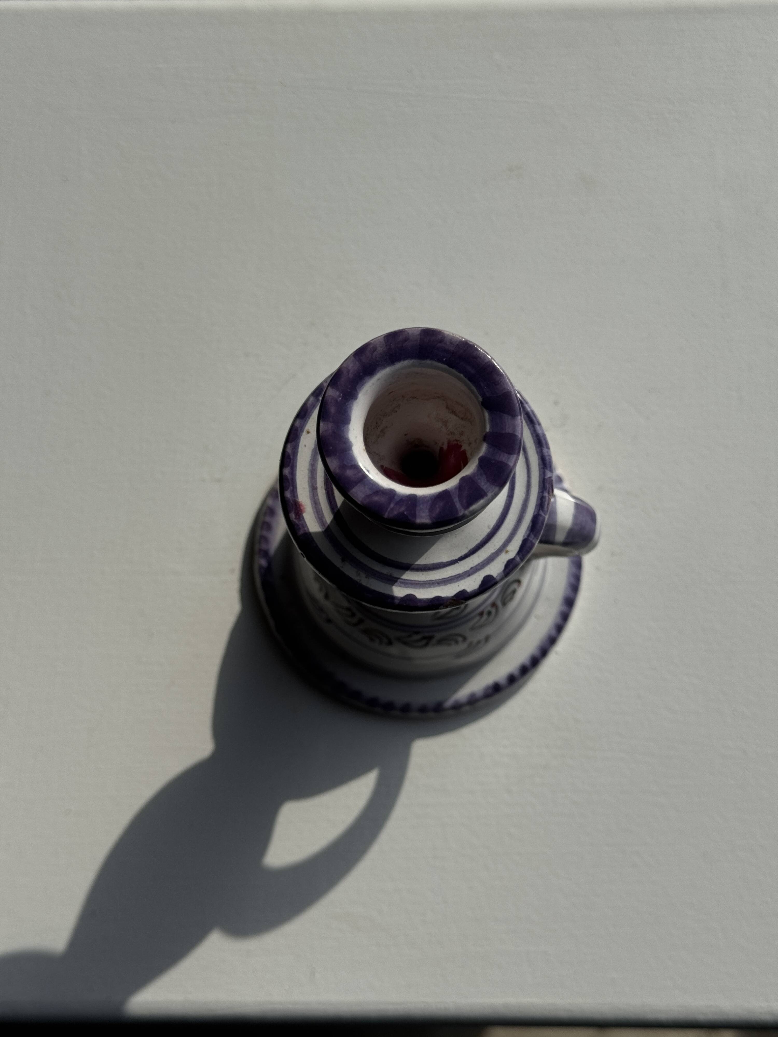 Bougeoir à main en faïence violet Moustiers H16