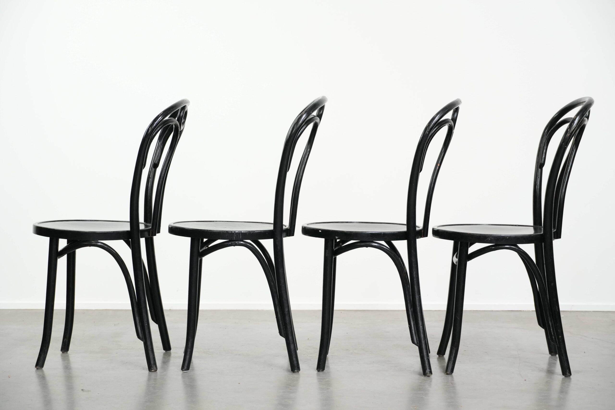 Ensemble de 4 chaises de bistrot noires de style Thonet vintage