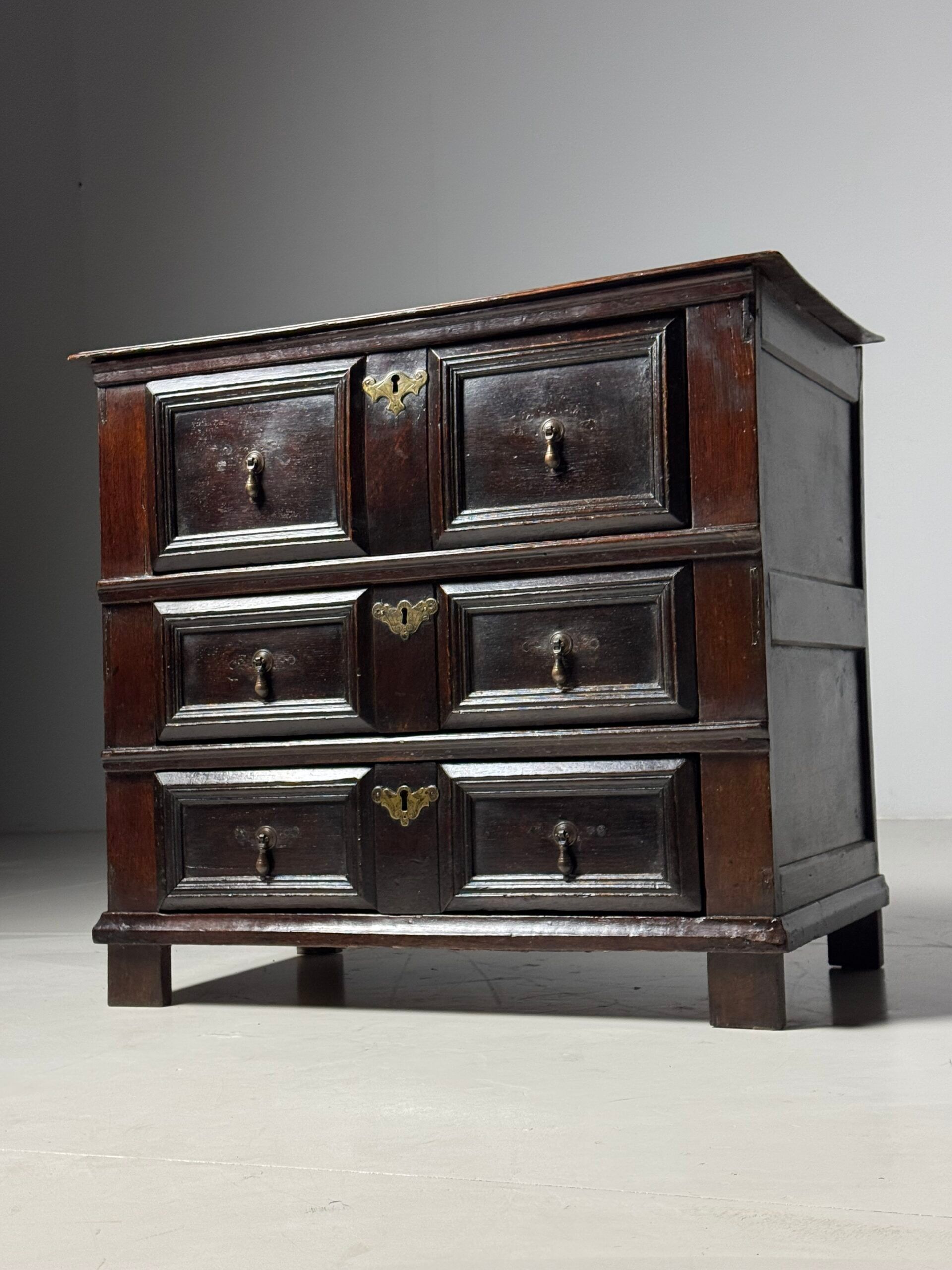 English chest of drawers 17th century oak