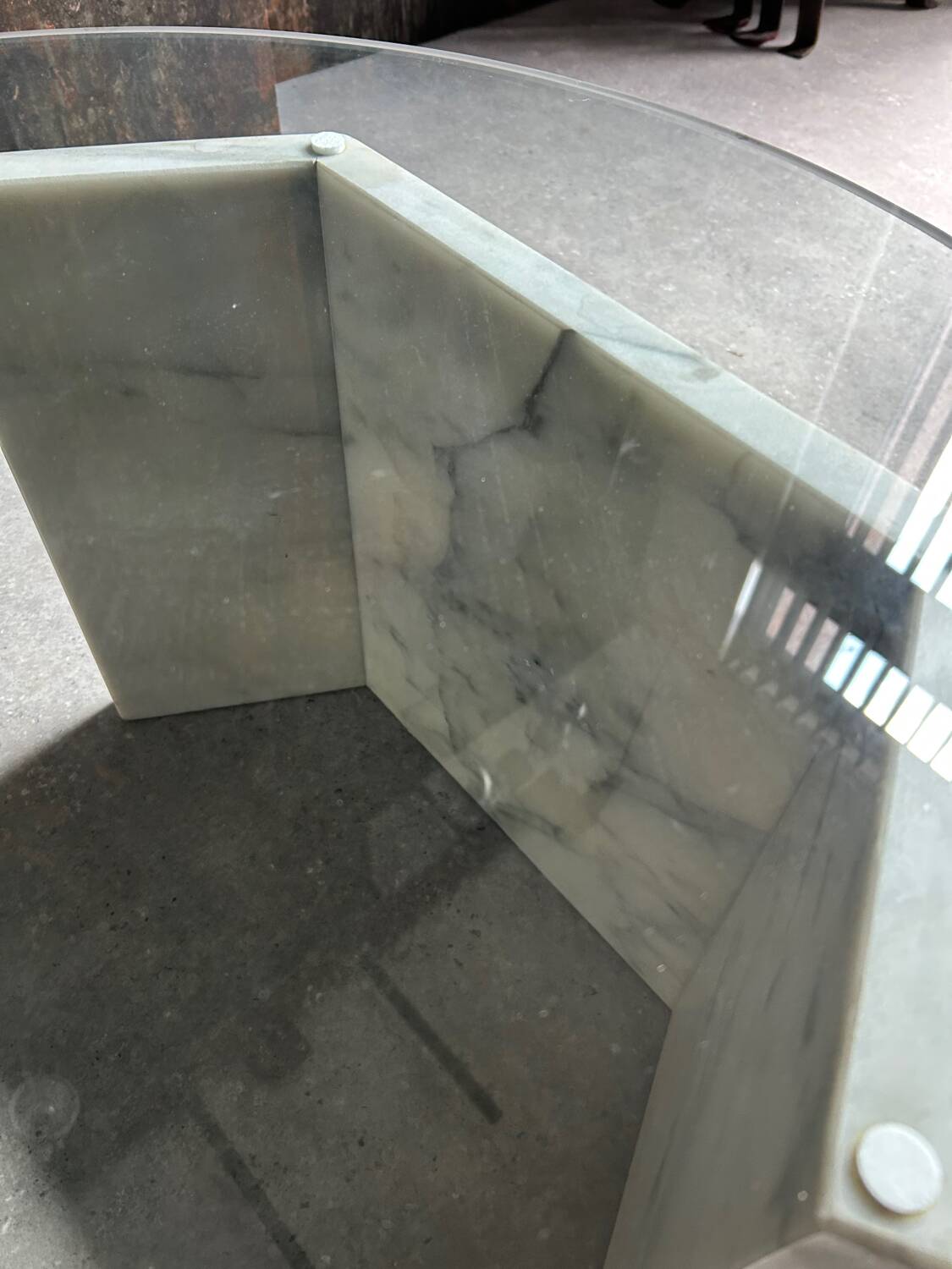 Table basse vintage en verre et marbre