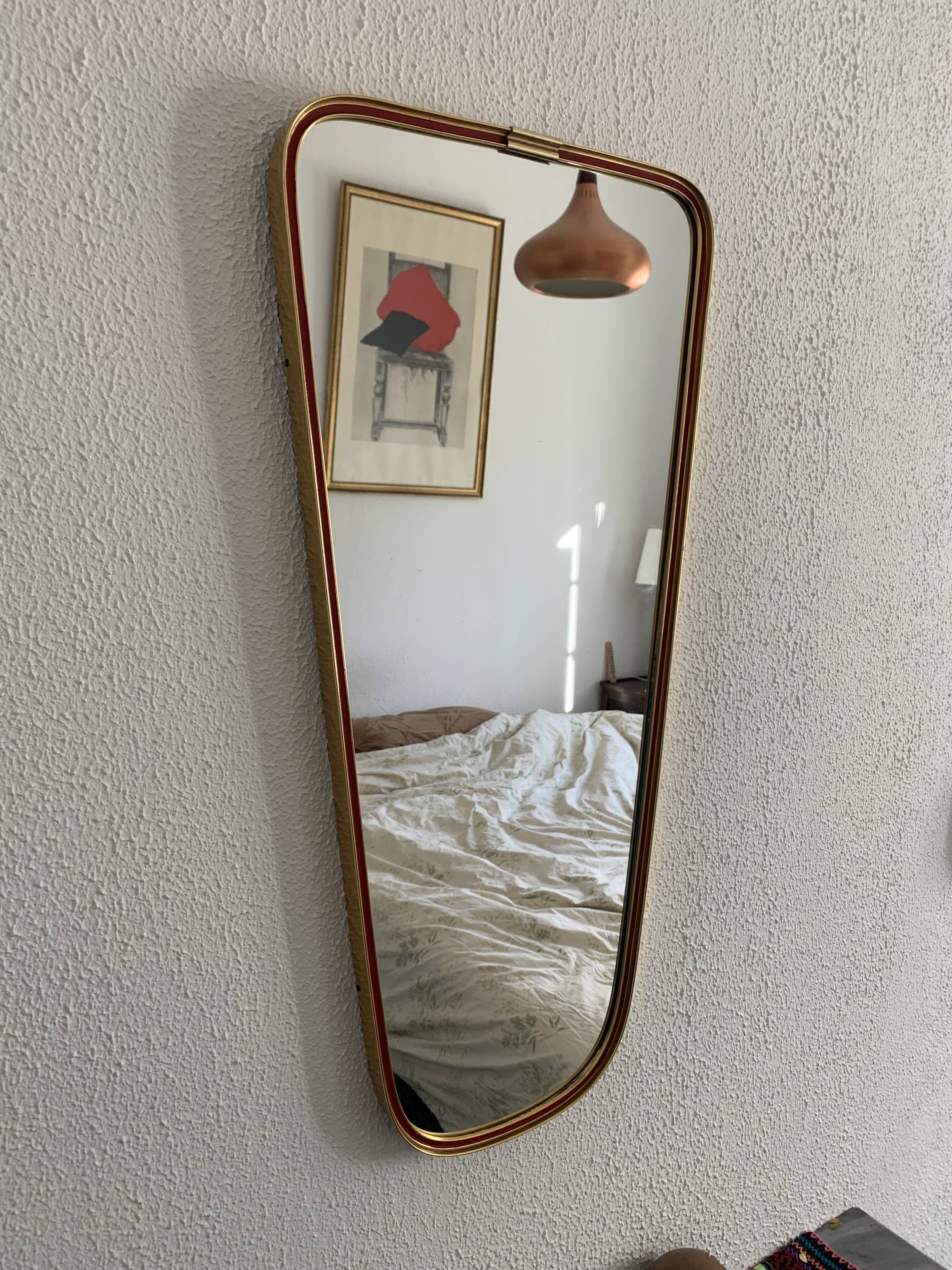 Miroir vintage 1960 rétroviseur asymétrique forme libre doré rouge - 71 x 3
