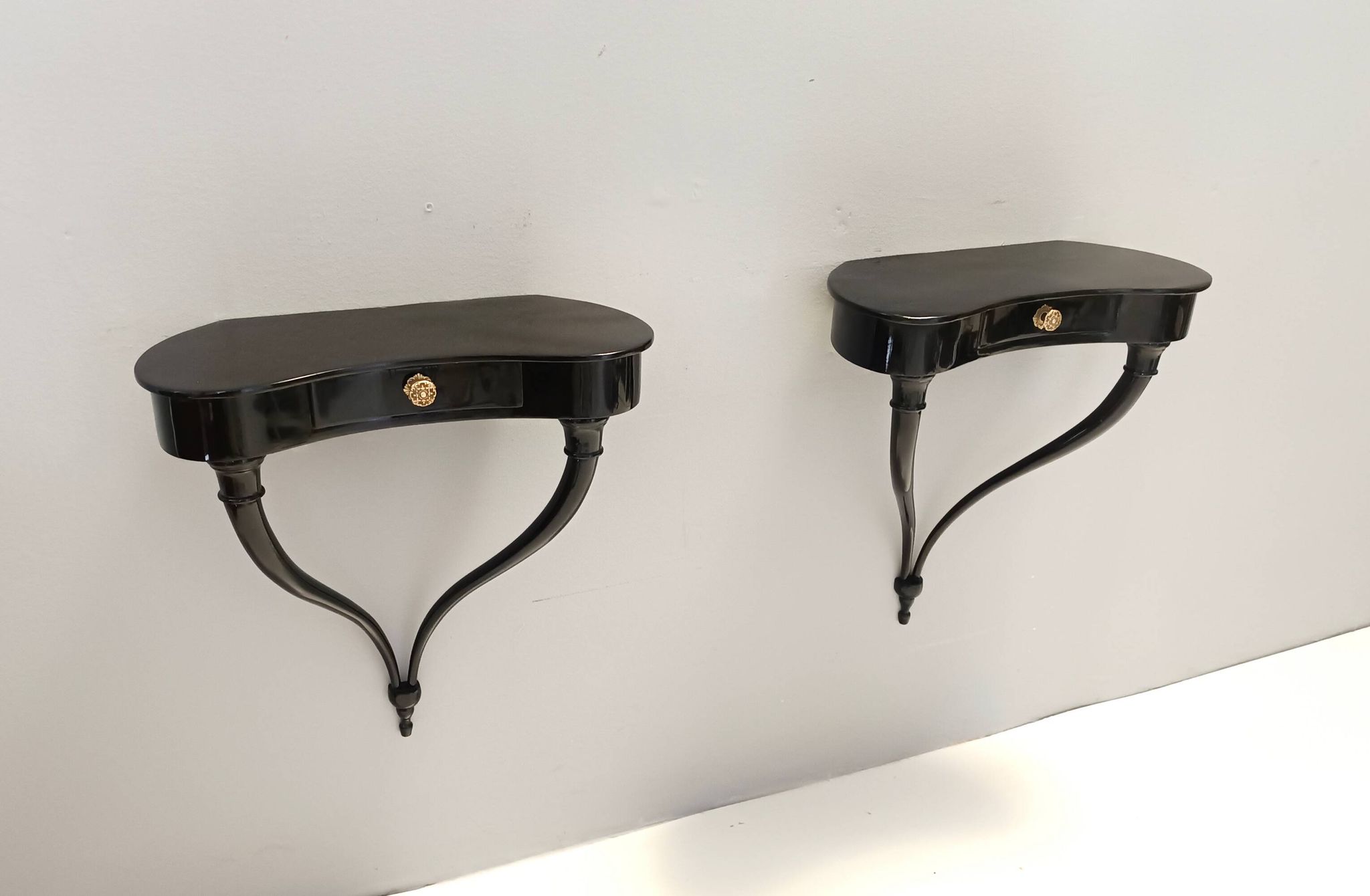 Paire de consoles murales, chevets en hêtre noir attribuées à Ulrich