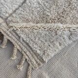 M'rirt Berber rug in ecru with geometric patterns in relief – 210x300 cm