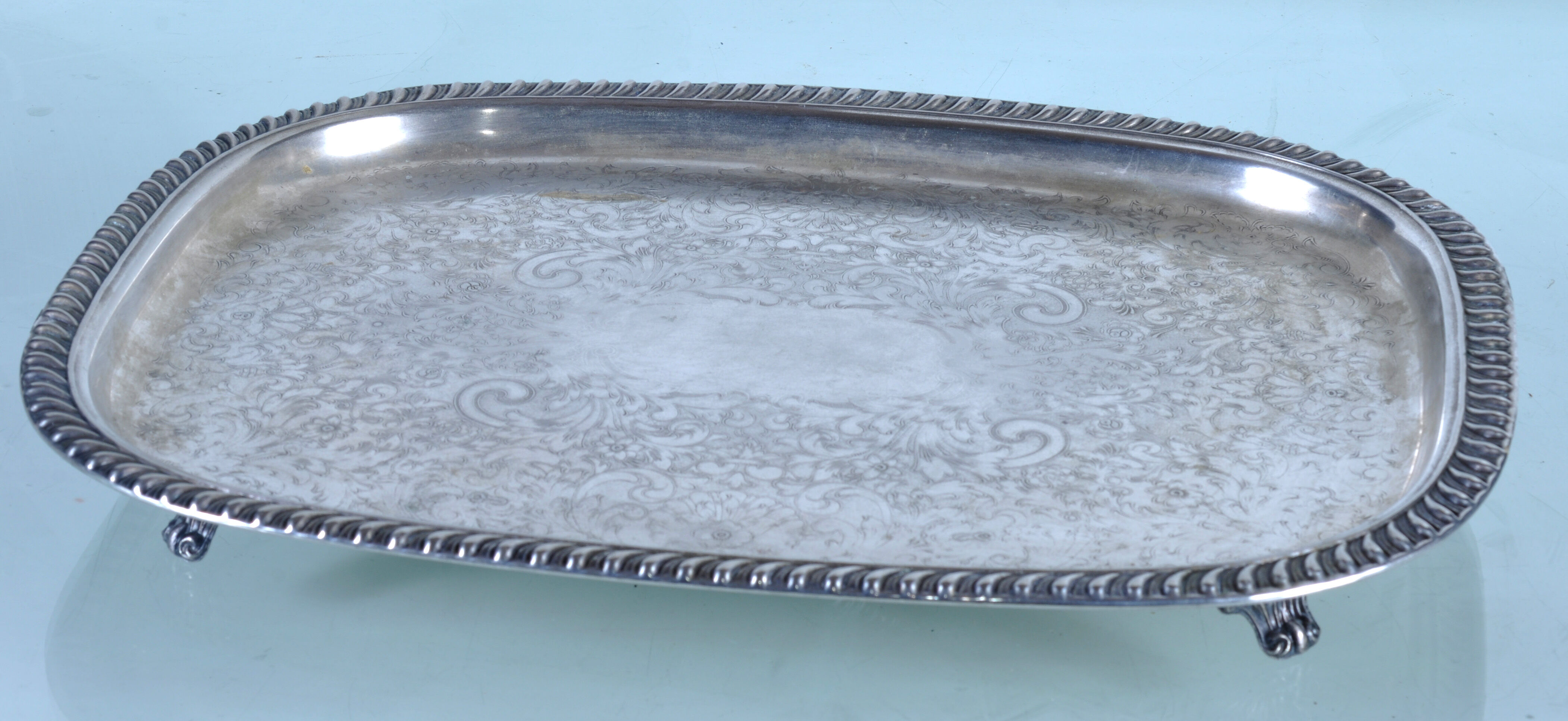 Silver metal top on stand (Leonardo Silver)