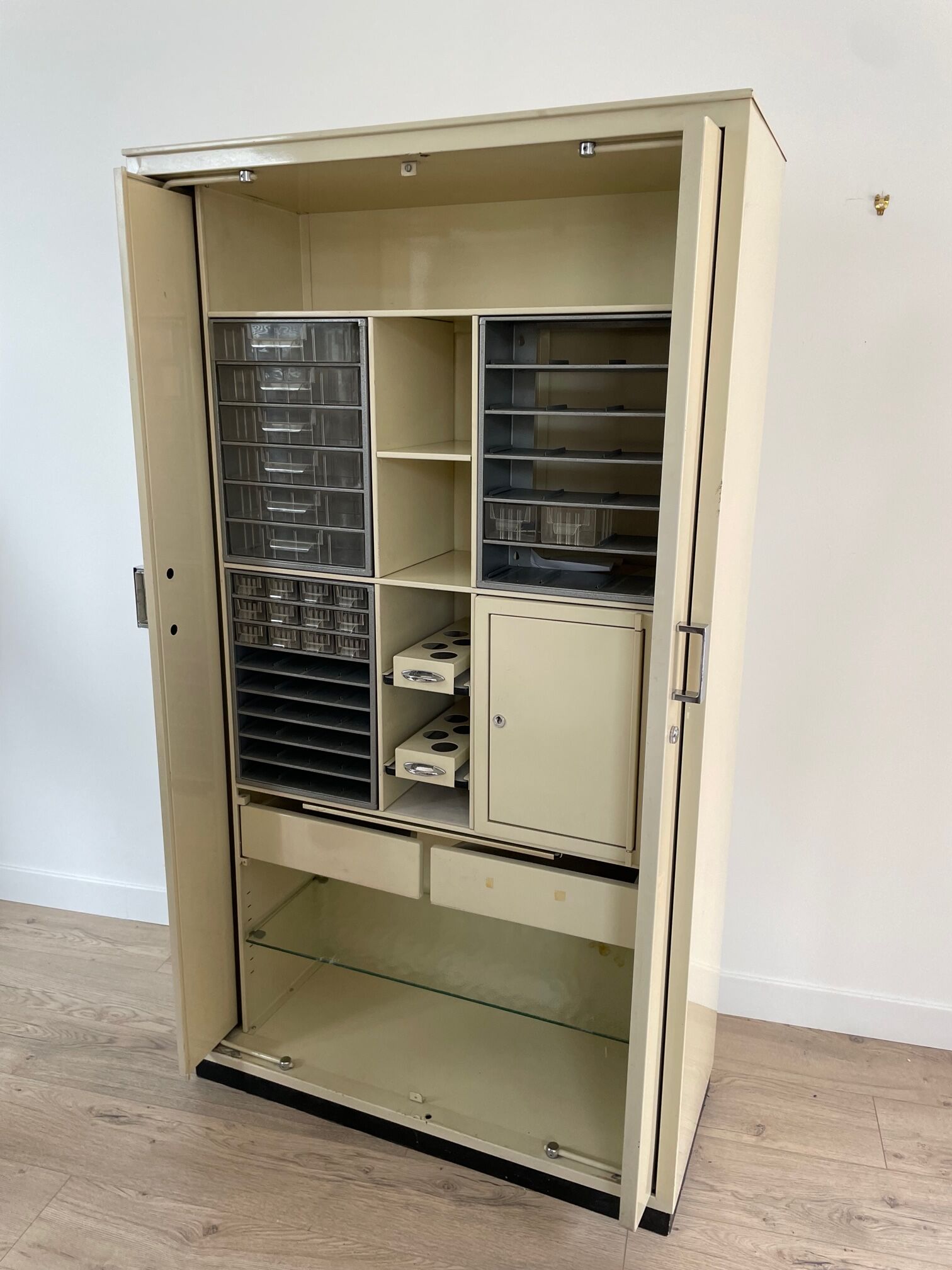 Metal cabinet