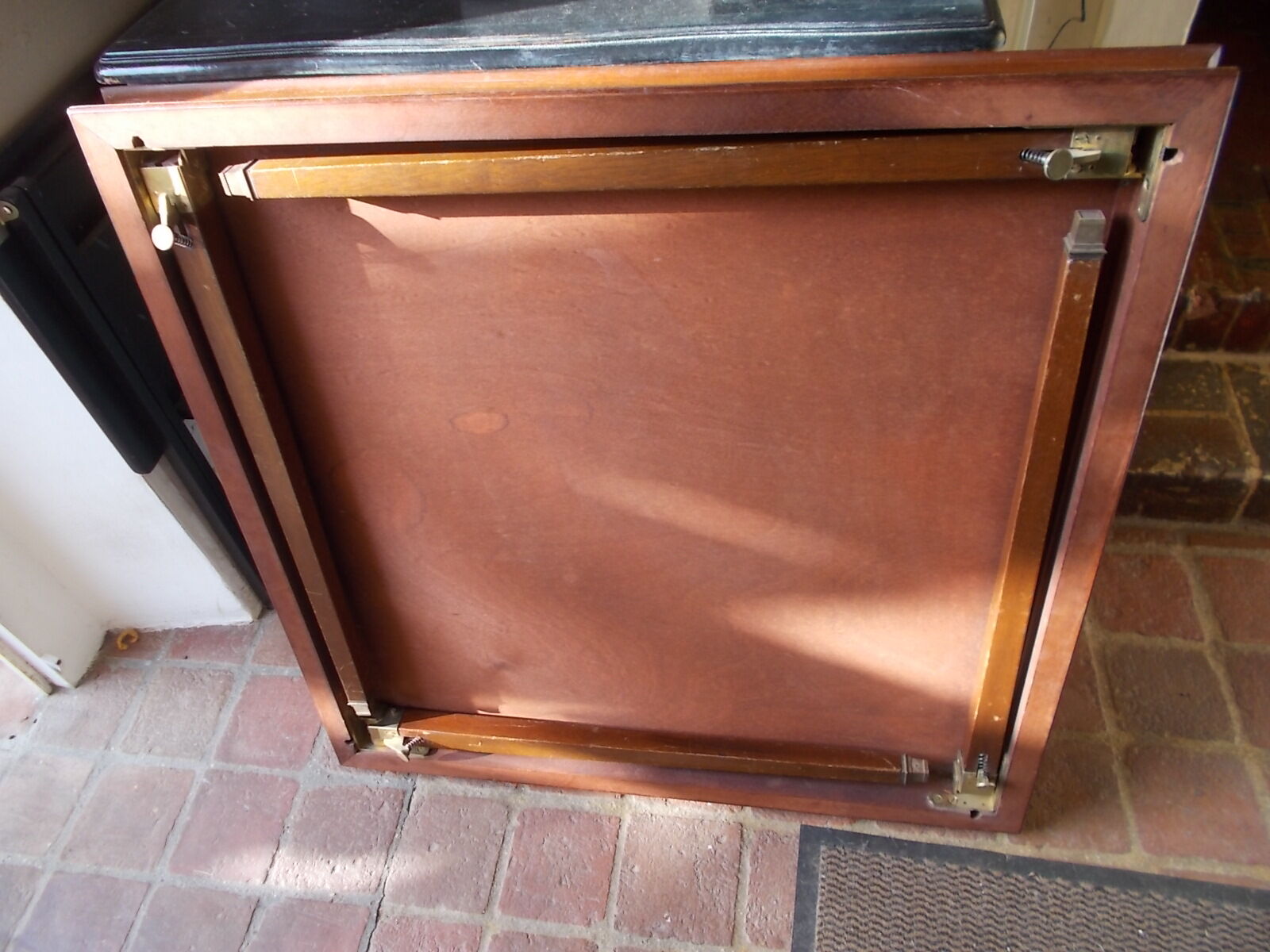 Foldable mahogany playtable