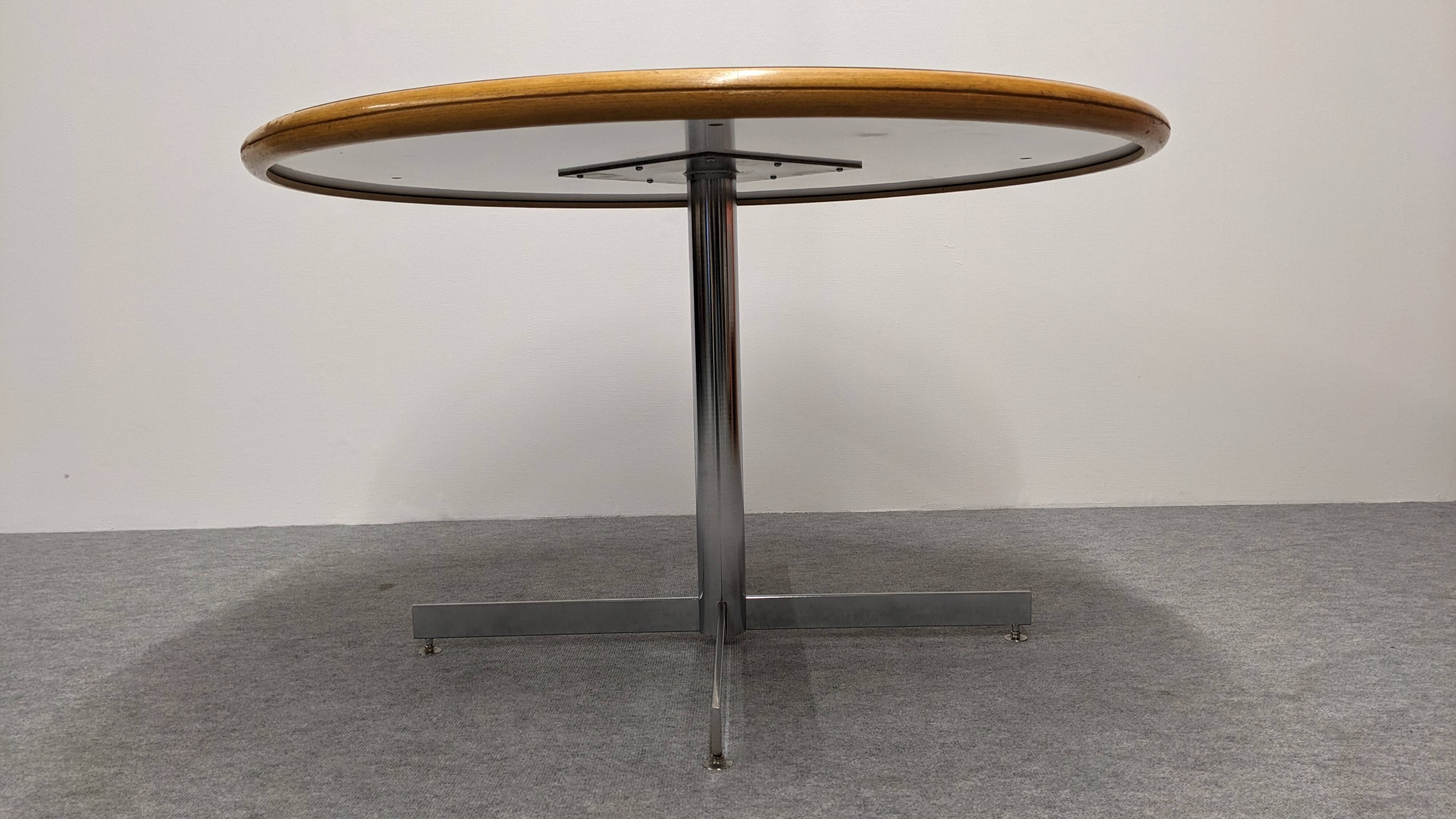 Round dining table