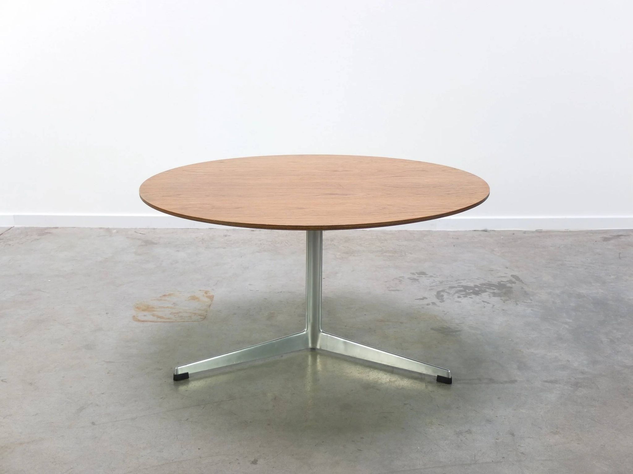 Circular coffee table in oak by Arne Jacobsen for Fritz Hansen, 1960s