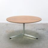 Circular coffee table in oak by Arne Jacobsen for Fritz Hansen, 1960s
