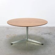 Circular coffee table in oak by Arne Jacobsen for Fritz Hansen, 1960s