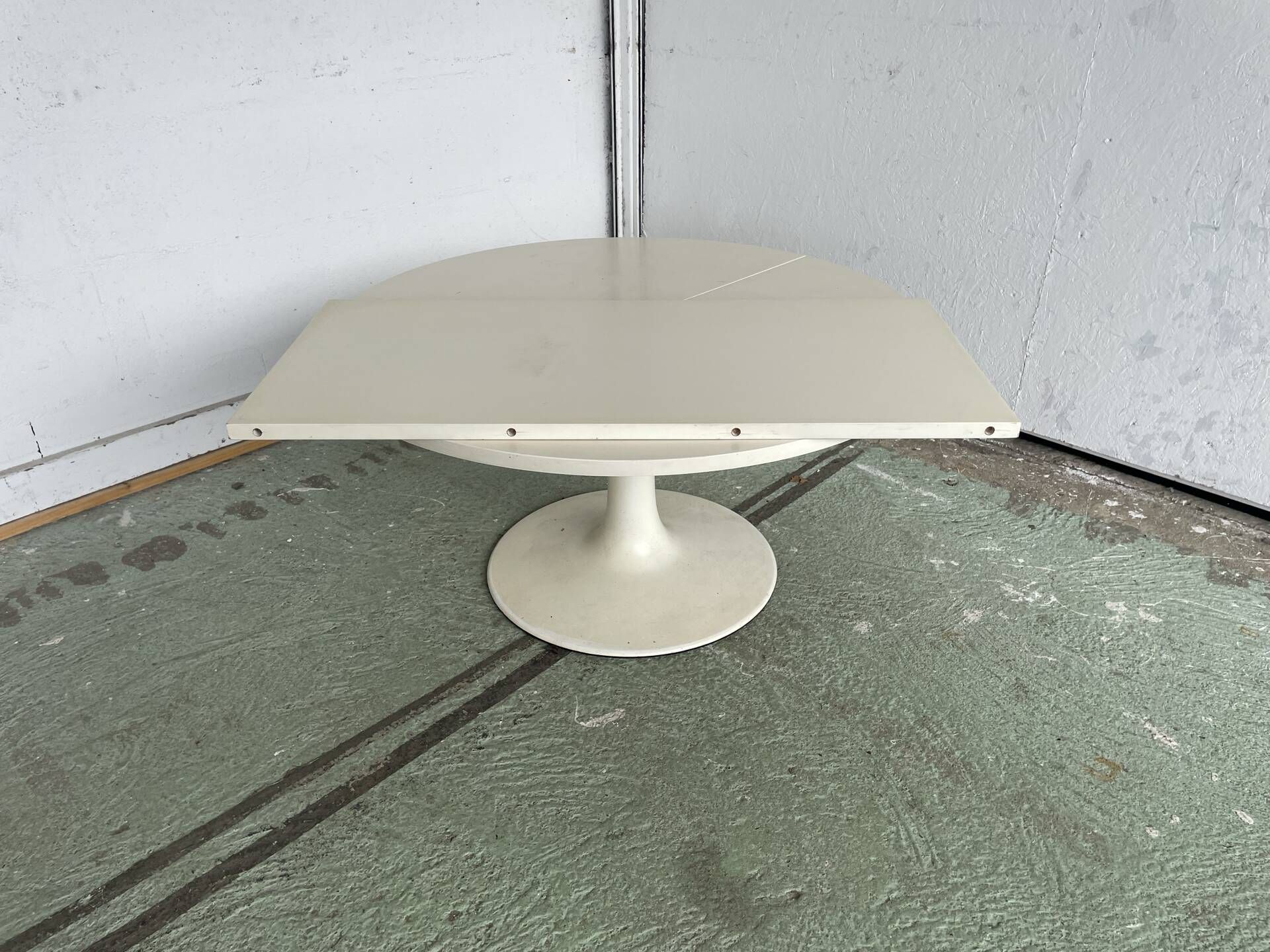 Modular tulip table JER